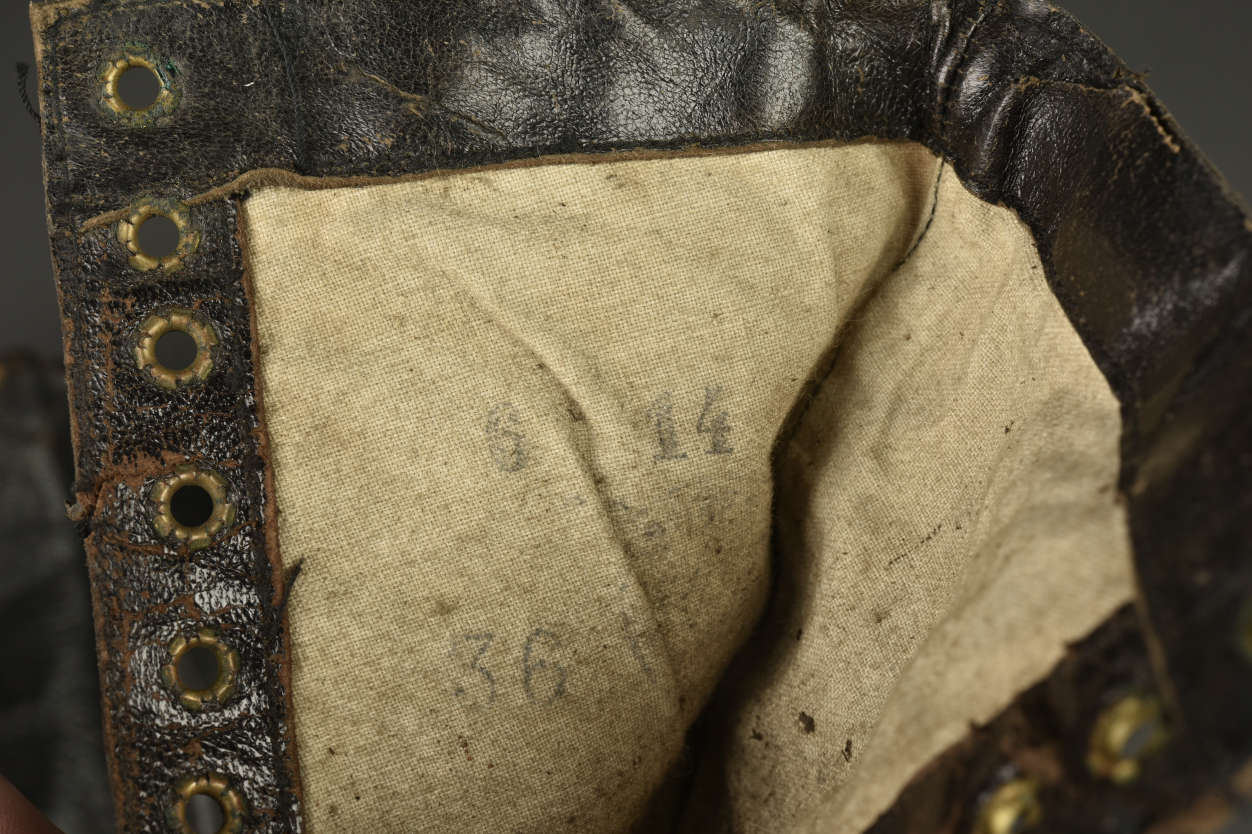 Paire de bottines d'infirmière française. Pair of French nurse’s ankle boots — photo 3