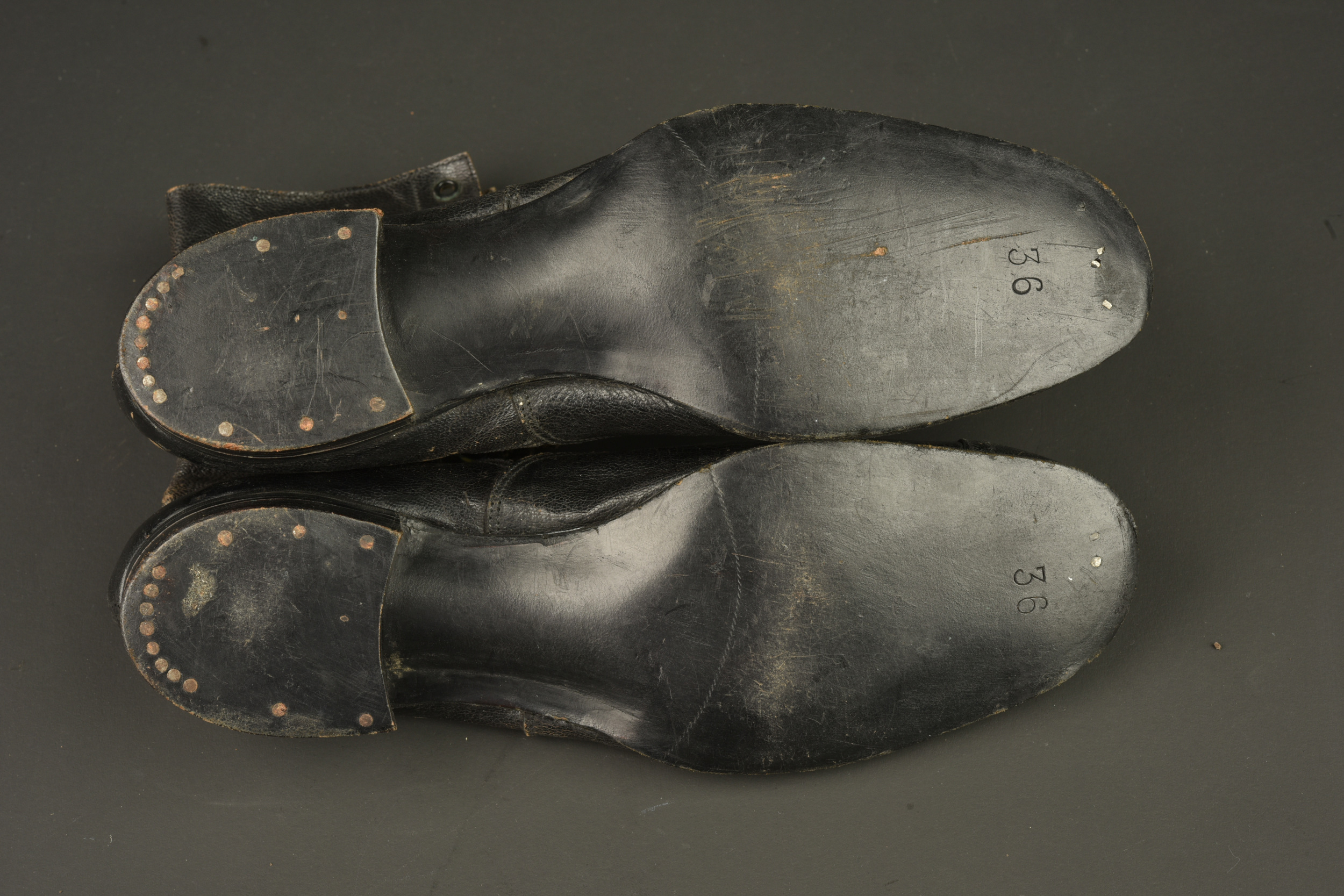 Paire de bottines d'infirmière française. Pair of French nurse’s ankle boots — photo 5