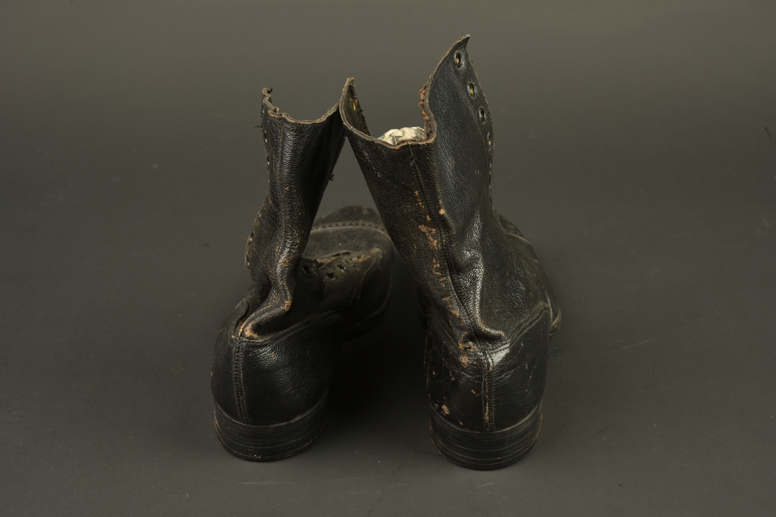 Paire de bottines d'infirmière française. Pair of French nurse’s ankle boots — photo 6