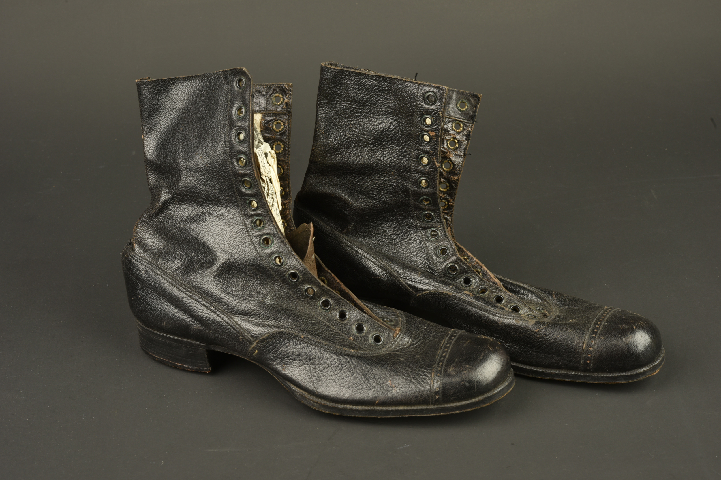 Paire de bottines d'infirmière française. Pair of French nurse’s ankle boots — photo 7