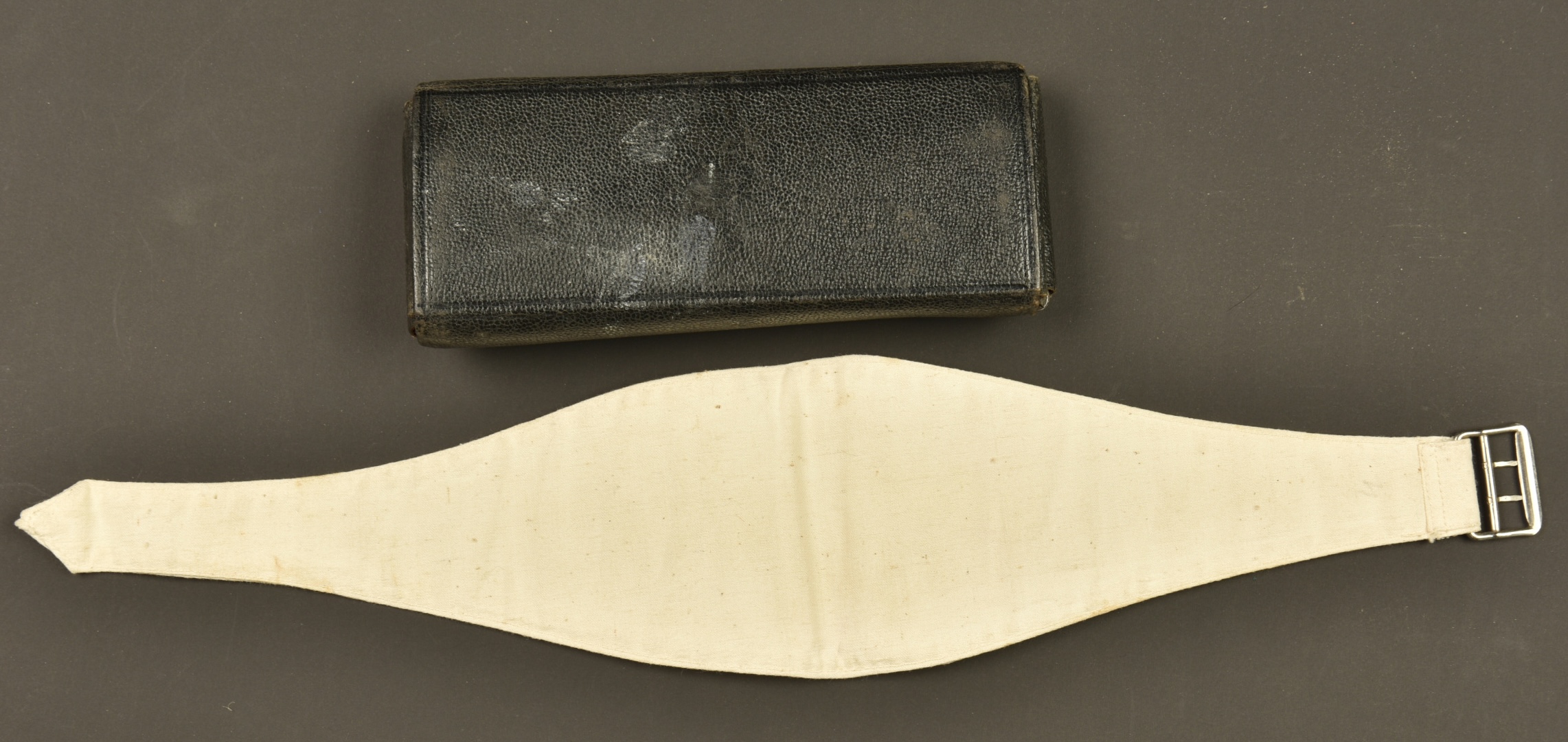 Brassard et trousse d'infirmier français. French medic’s armband and medical pouch — photo 2