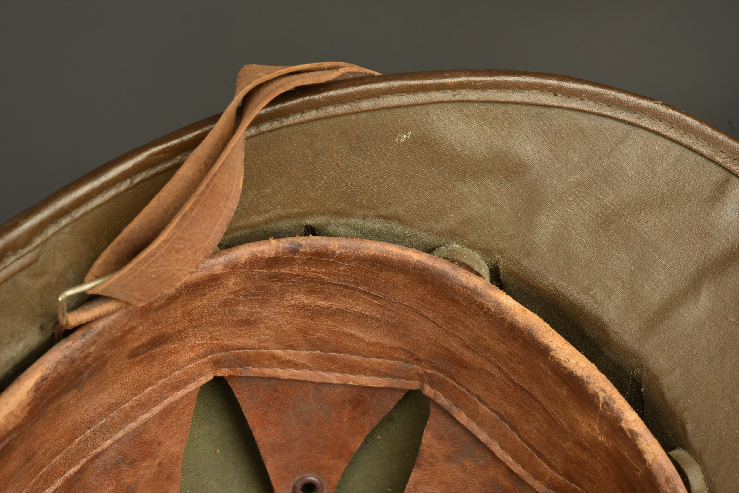 Casque belge en liège recouvert de toile moutarde. Belgian cork helmet covered in mustard canvas — photo 2