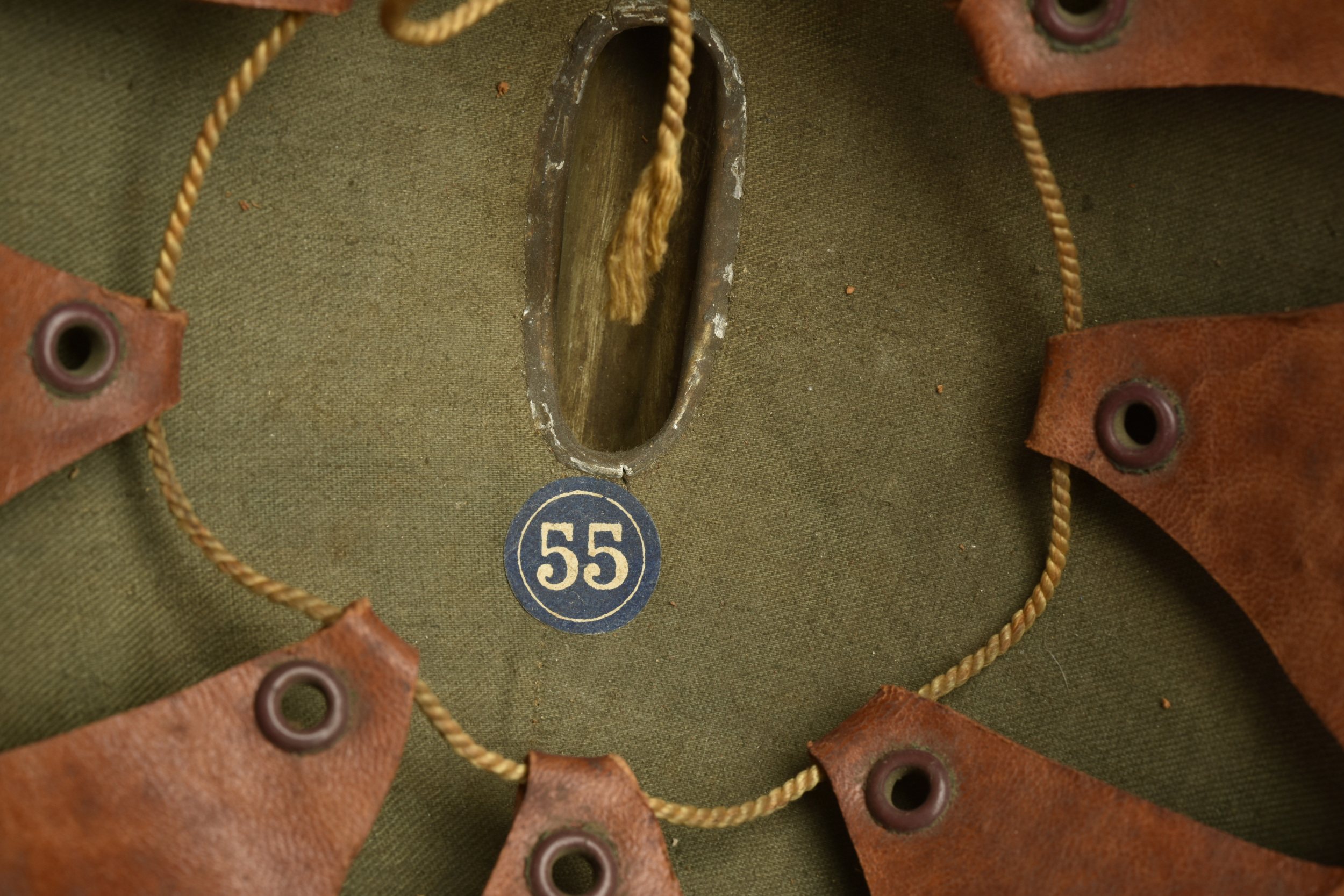 Casque belge en liège recouvert de toile moutarde. Belgian cork helmet covered in mustard canvas — photo 3