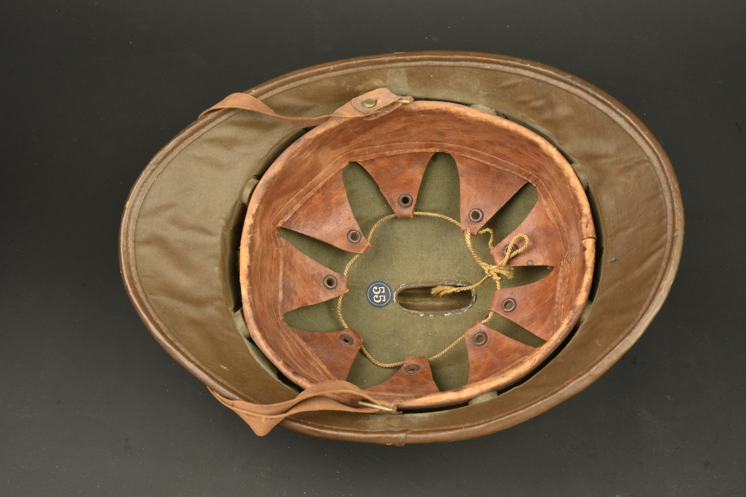 Casque belge en liège recouvert de toile moutarde. Belgian cork helmet covered in mustard canvas — photo 4