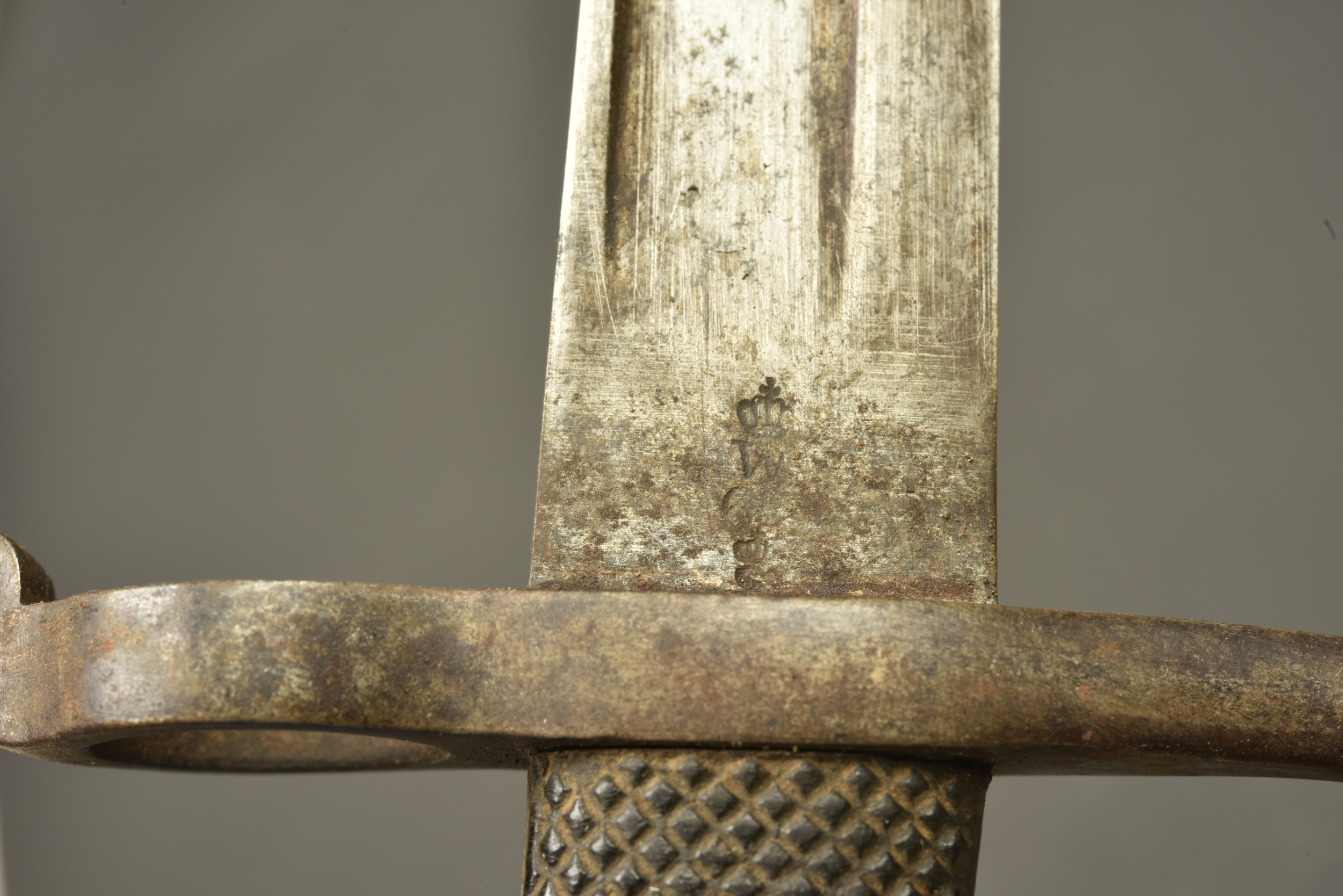 Baïonnette allemande de chasseur type Hirschfanger M1865 régimentée Garde Schutzen. German Jäger bayonet type Hirschfänger Model 1865 regimentally marked to the Garde Schützen — photo 3