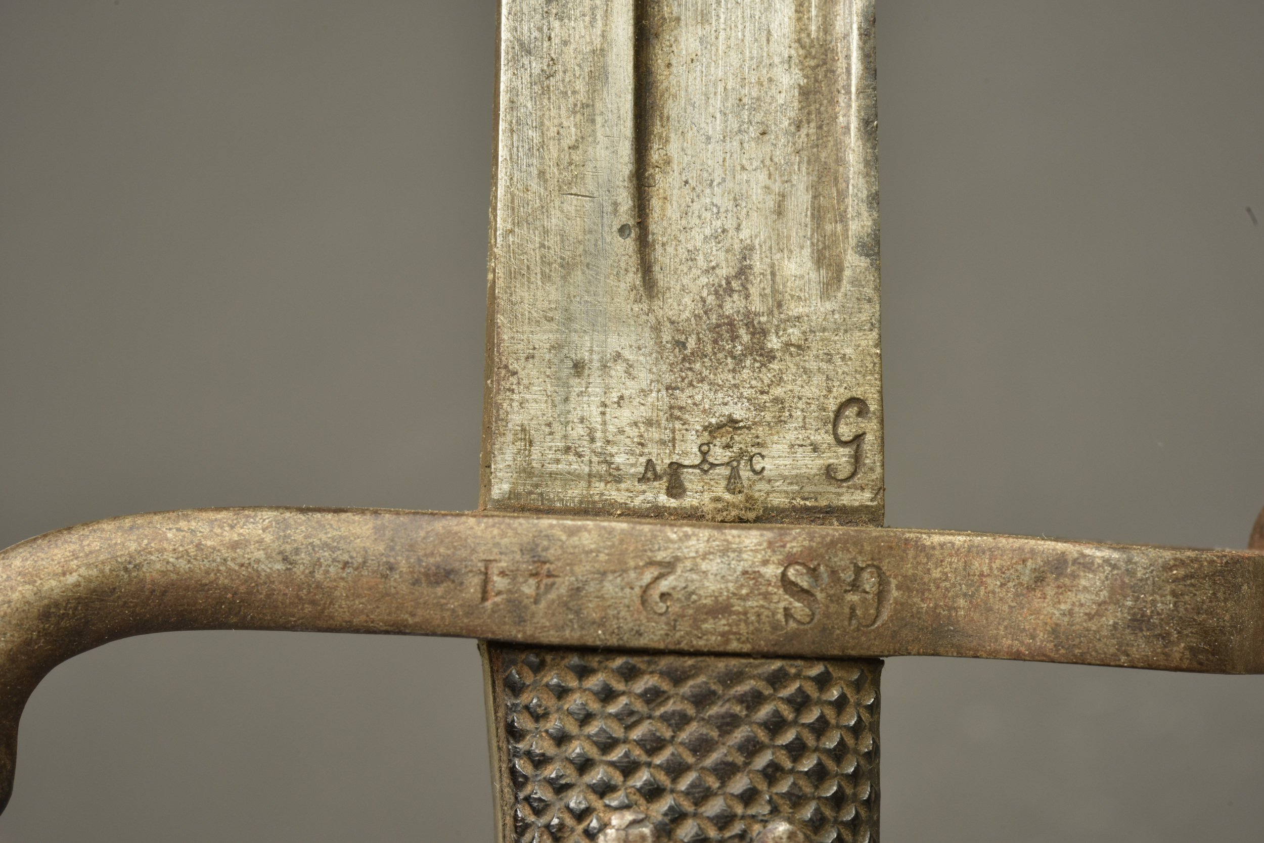 Baïonnette allemande de chasseur type Hirschfanger M1865 régimentée Garde Schutzen. German Jäger bayonet type Hirschfänger Model 1865 regimentally marked to the Garde Schützen — photo 4