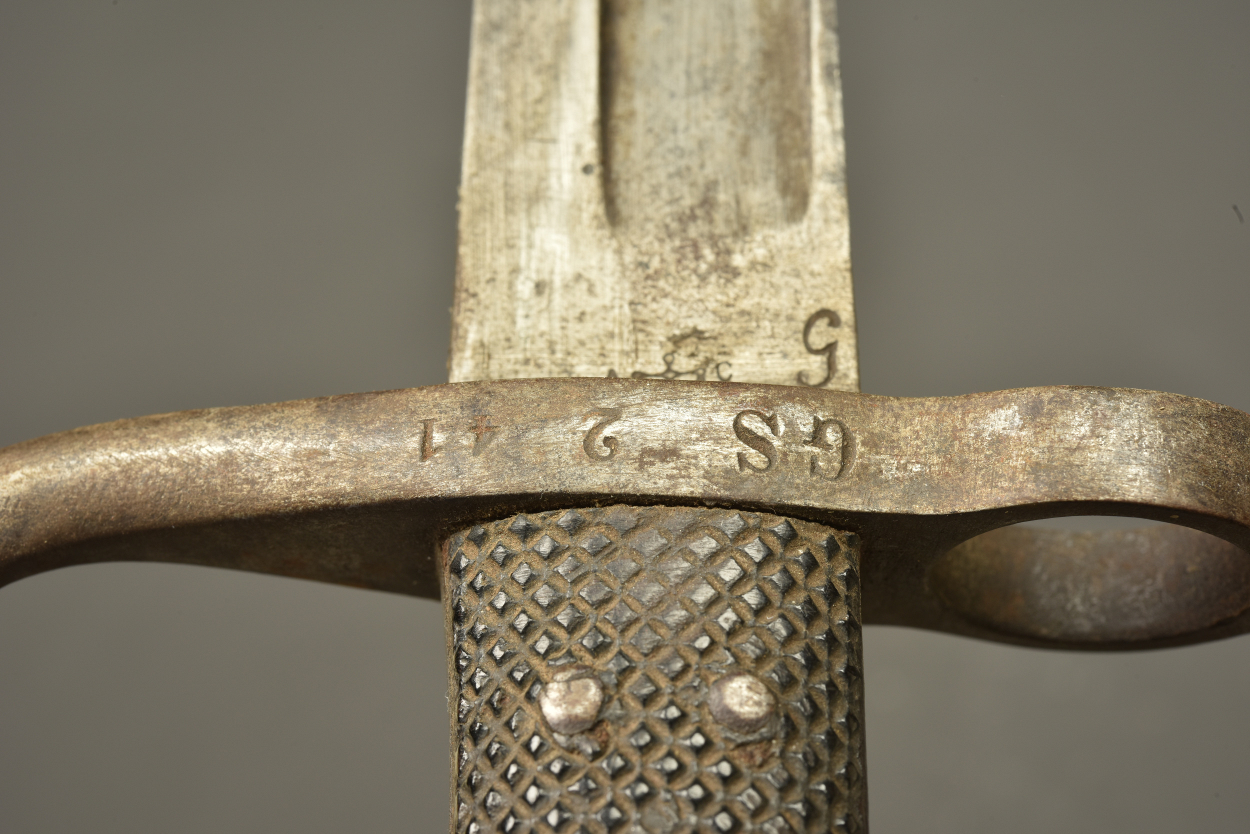 Baïonnette allemande de chasseur type Hirschfanger M1865 régimentée Garde Schutzen. German Jäger bayonet type Hirschfänger Model 1865 regimentally marked to the Garde Schützen — photo 5