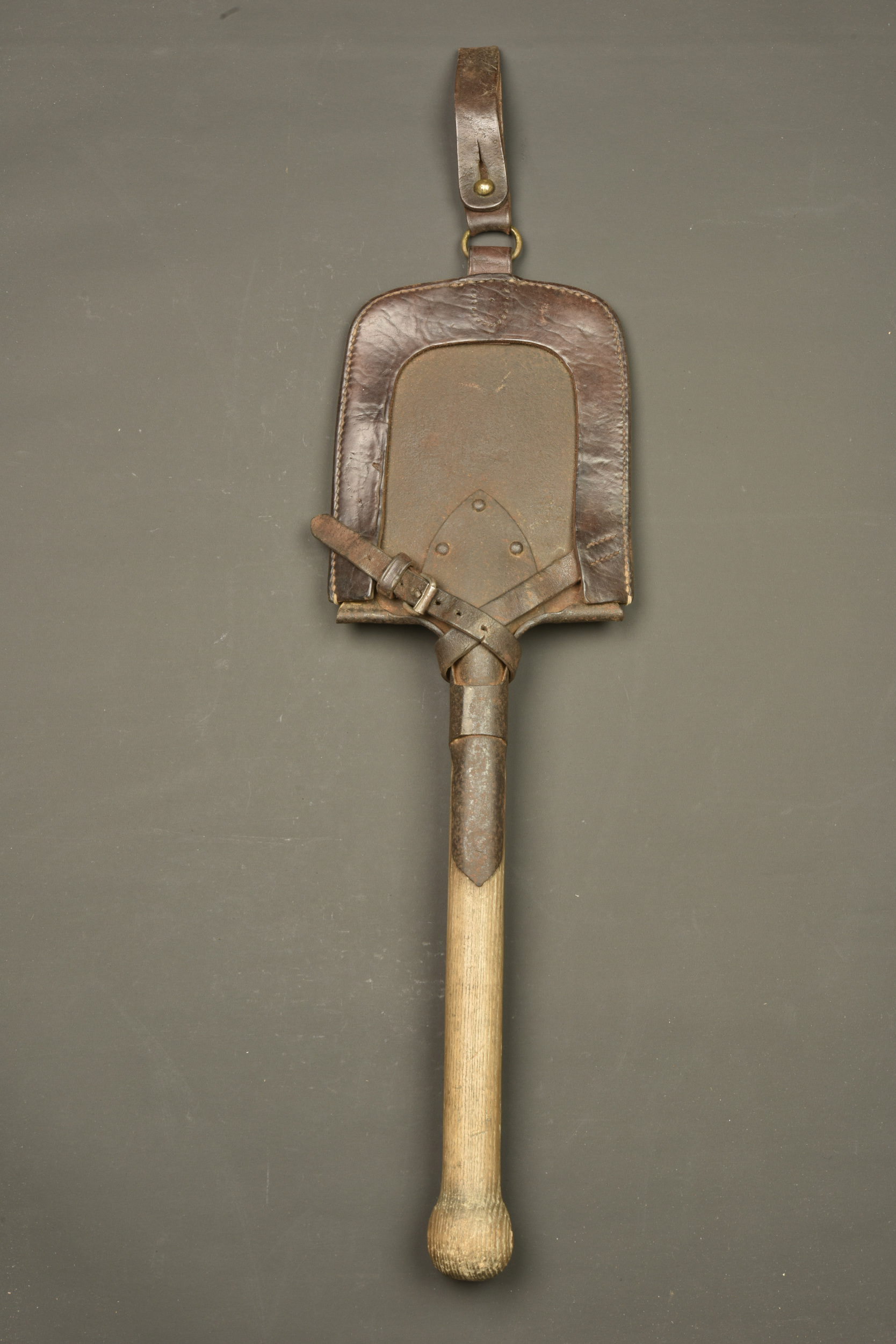 Pelle individuelle allemande avec étui précoce. German entrenching shovel with early carrier — photo 1