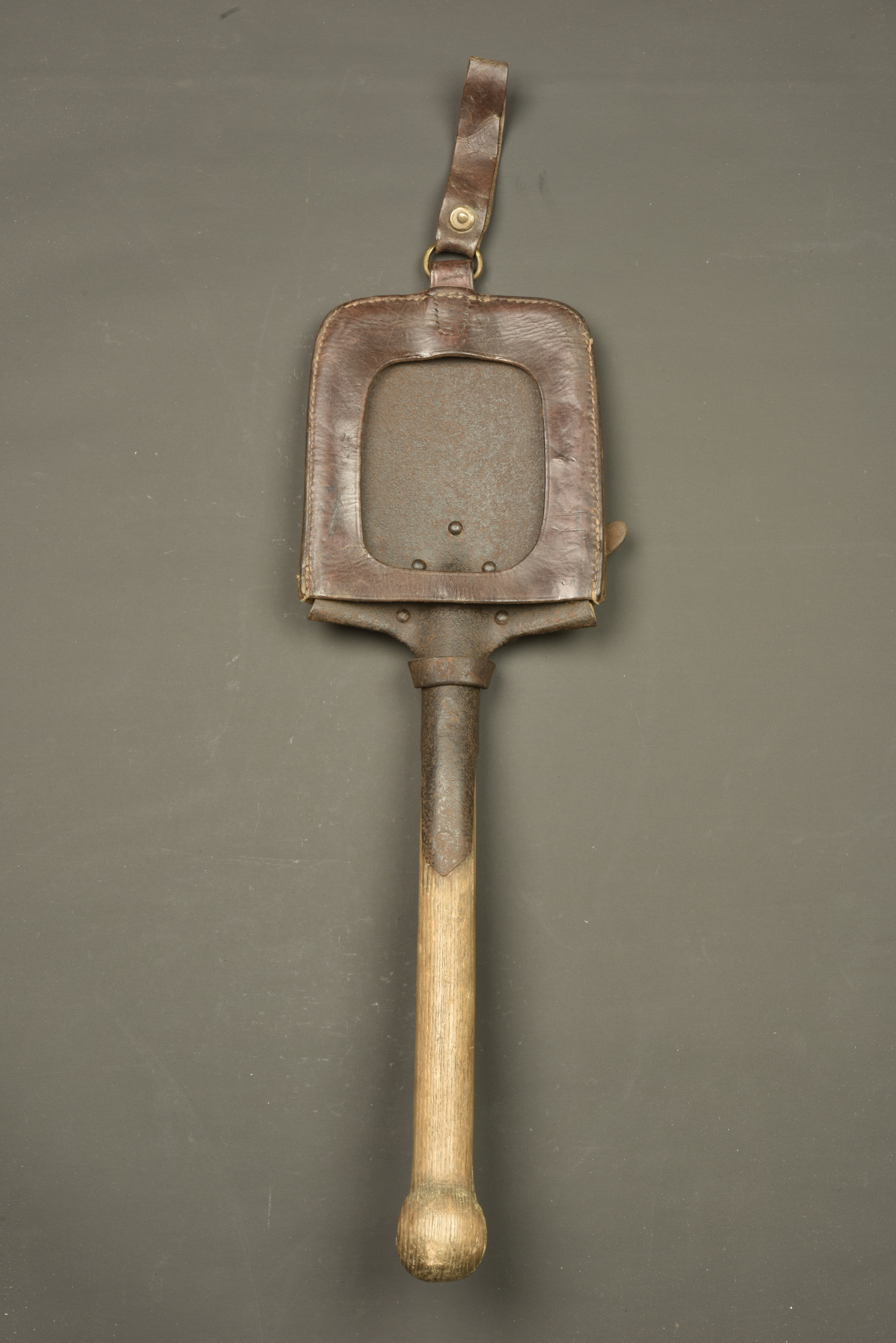 Pelle individuelle allemande avec étui précoce. German entrenching shovel with early carrier — photo 4