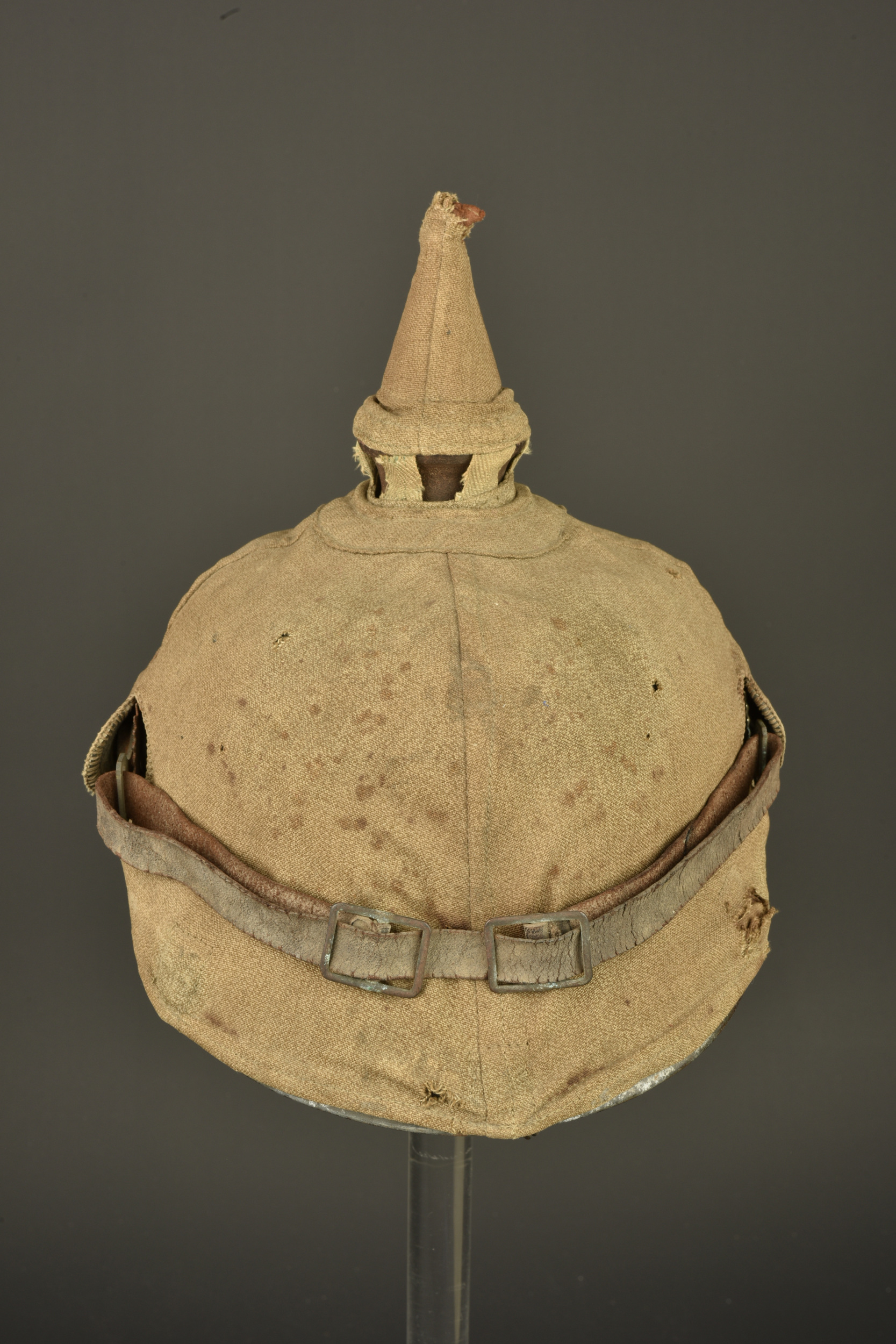 Casque à pointe bavarois avec son couvre casque retrouvés à Farbus. Bavarian pickelhaube with its helmet cover recovered at Farbus — photo 1