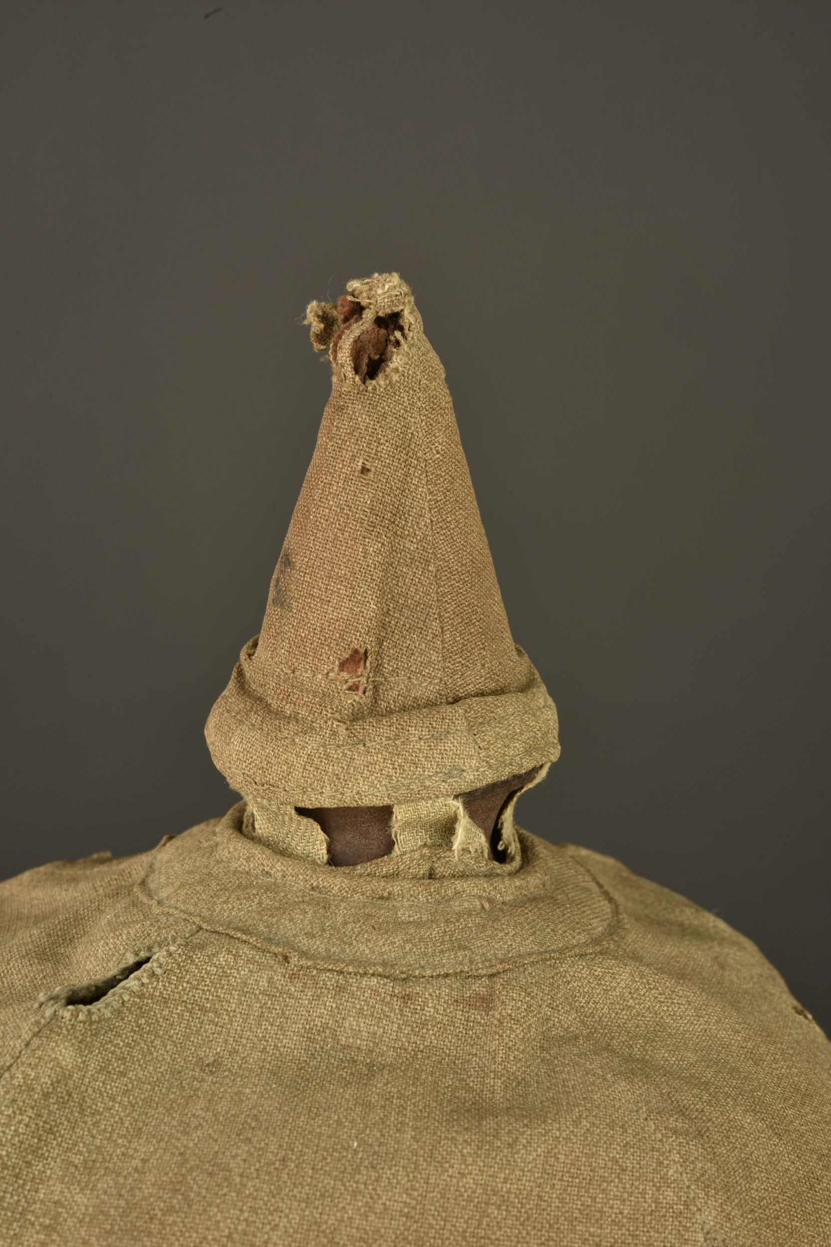Casque à pointe bavarois avec son couvre casque retrouvés à Farbus. Bavarian pickelhaube with its helmet cover recovered at Farbus — photo 11