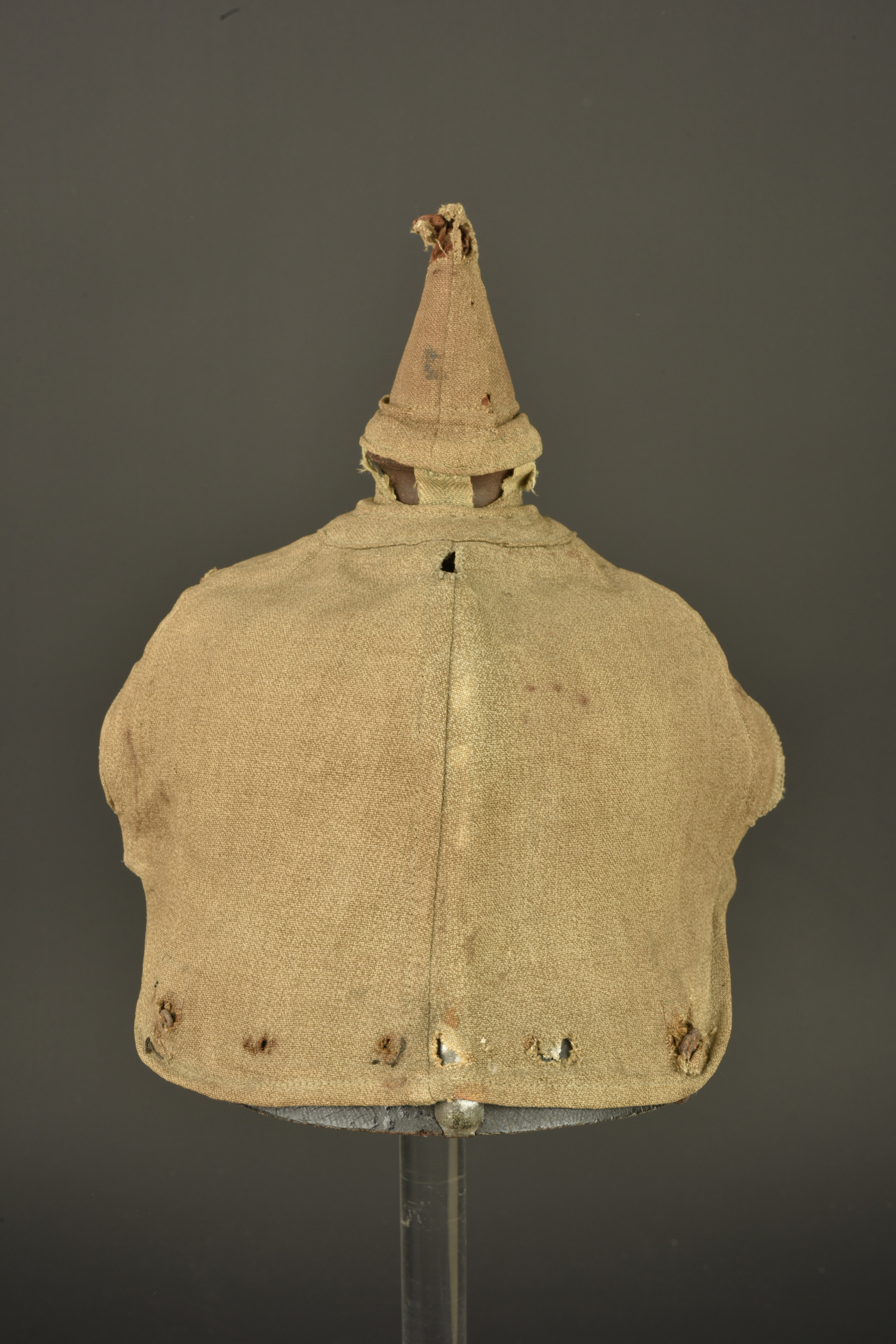 Casque à pointe bavarois avec son couvre casque retrouvés à Farbus. Bavarian pickelhaube with its helmet cover recovered at Farbus — photo 13