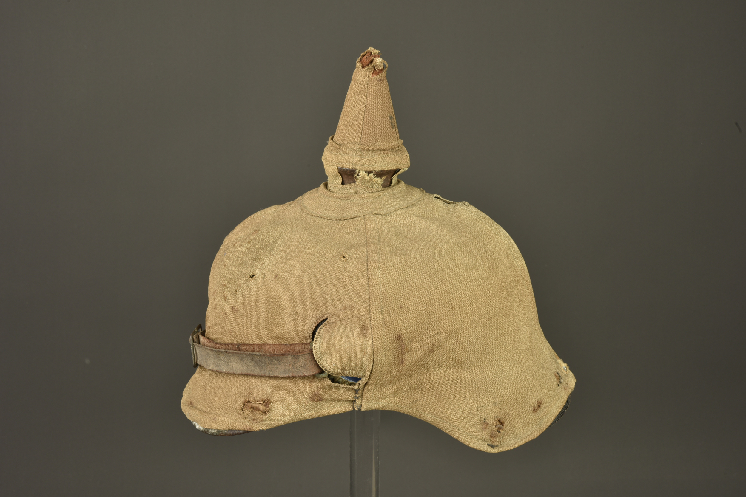 Casque à pointe bavarois avec son couvre casque retrouvés à Farbus. Bavarian pickelhaube with its helmet cover recovered at Farbus — photo 16