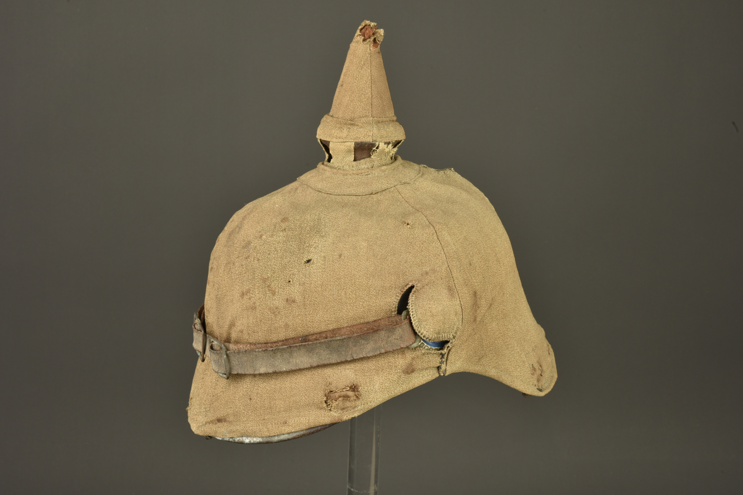 Casque à pointe bavarois avec son couvre casque retrouvés à Farbus. Bavarian pickelhaube with its helmet cover recovered at Farbus — photo 17