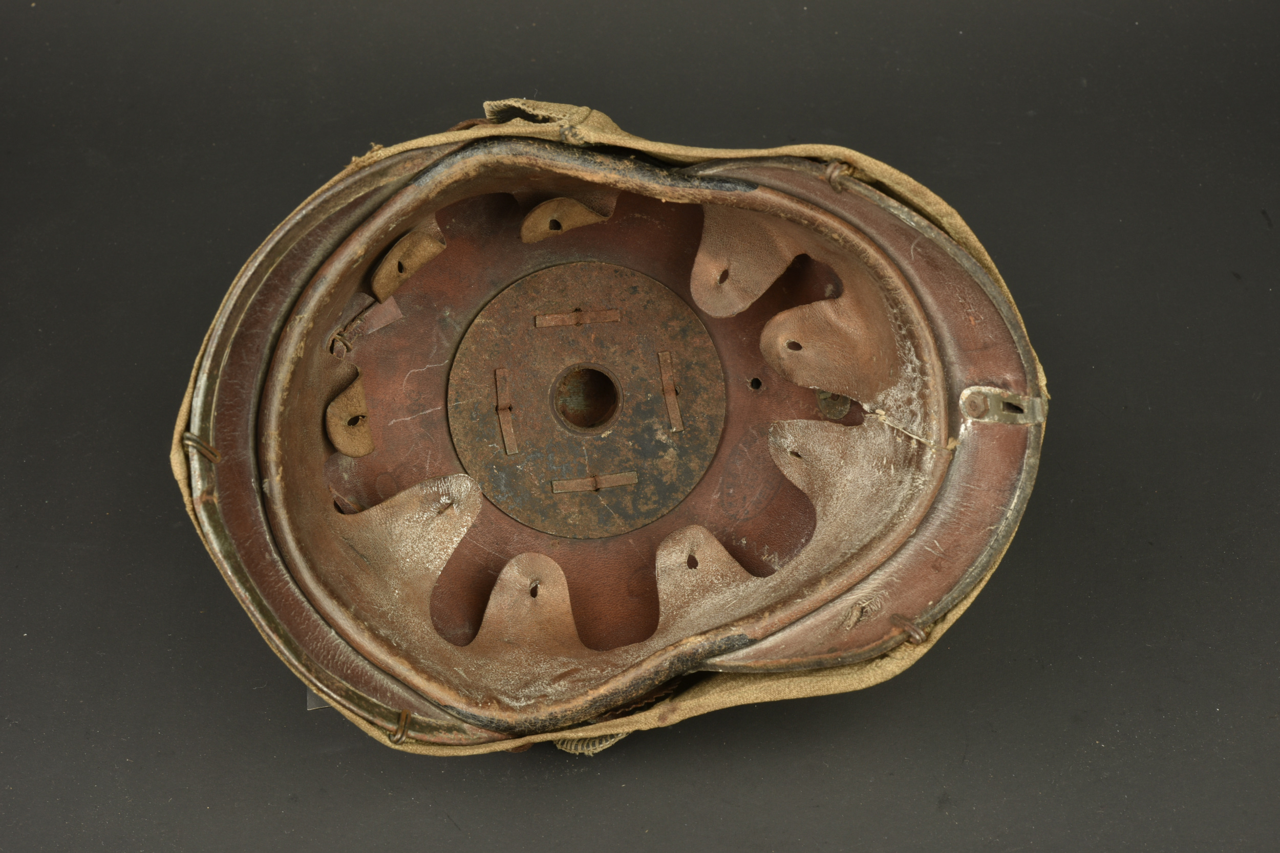 Casque à pointe bavarois avec son couvre casque retrouvés à Farbus. Bavarian pickelhaube with its helmet cover recovered at Farbus — photo 3