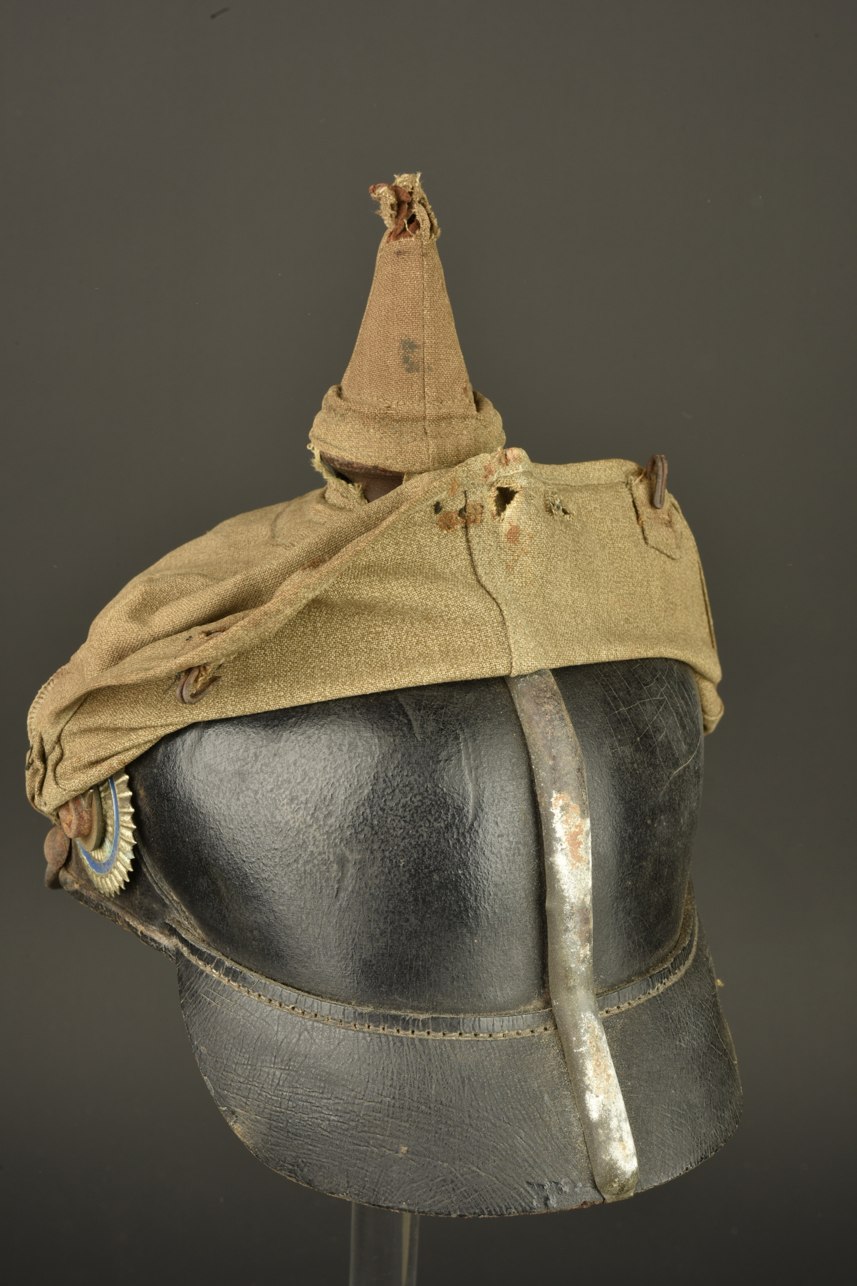 Casque à pointe bavarois avec son couvre casque retrouvés à Farbus. Bavarian pickelhaube with its helmet cover recovered at Farbus — photo 5