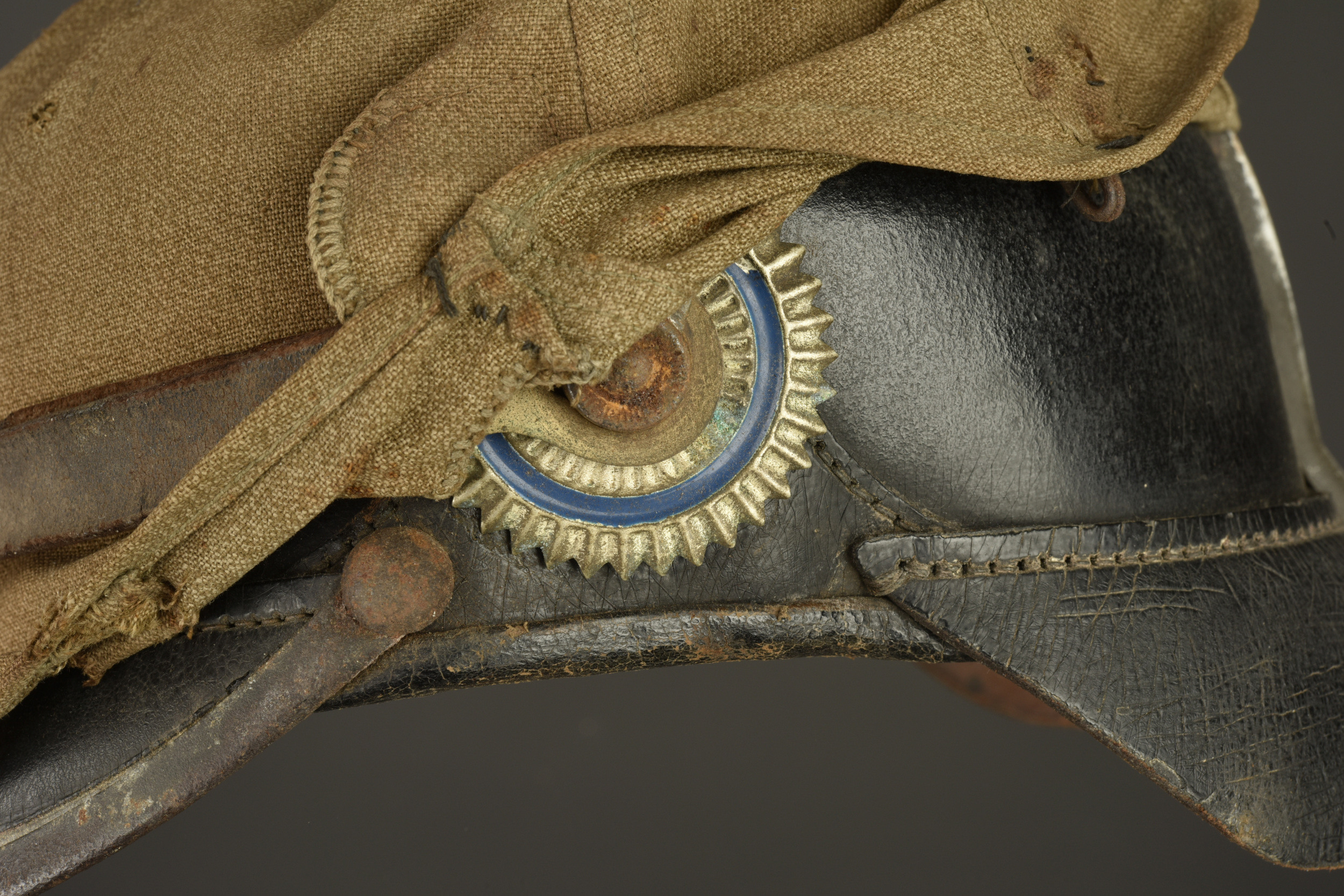 Casque à pointe bavarois avec son couvre casque retrouvés à Farbus. Bavarian pickelhaube with its helmet cover recovered at Farbus — photo 7