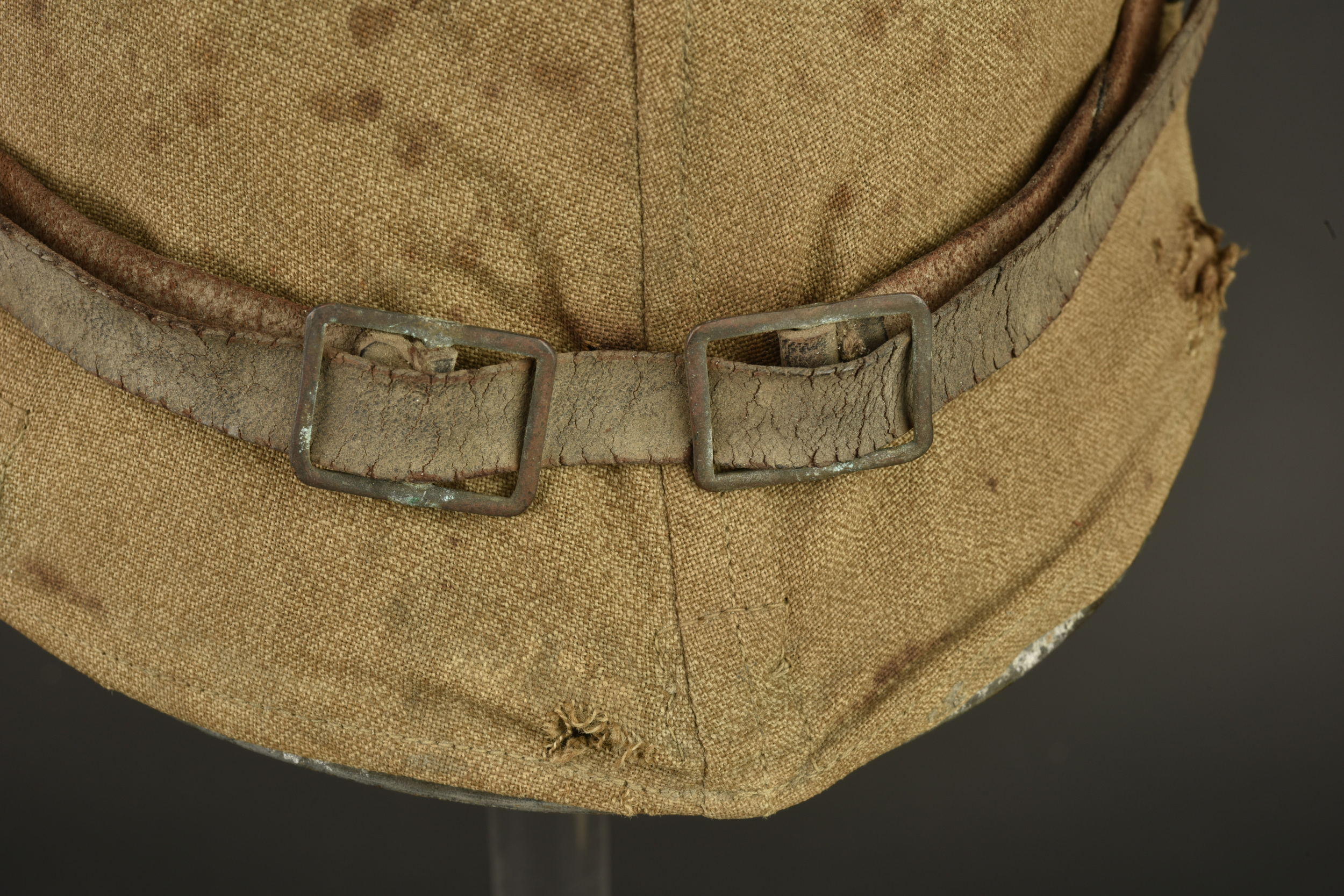 Casque à pointe bavarois avec son couvre casque retrouvés à Farbus. Bavarian pickelhaube with its helmet cover recovered at Farbus — photo 9
