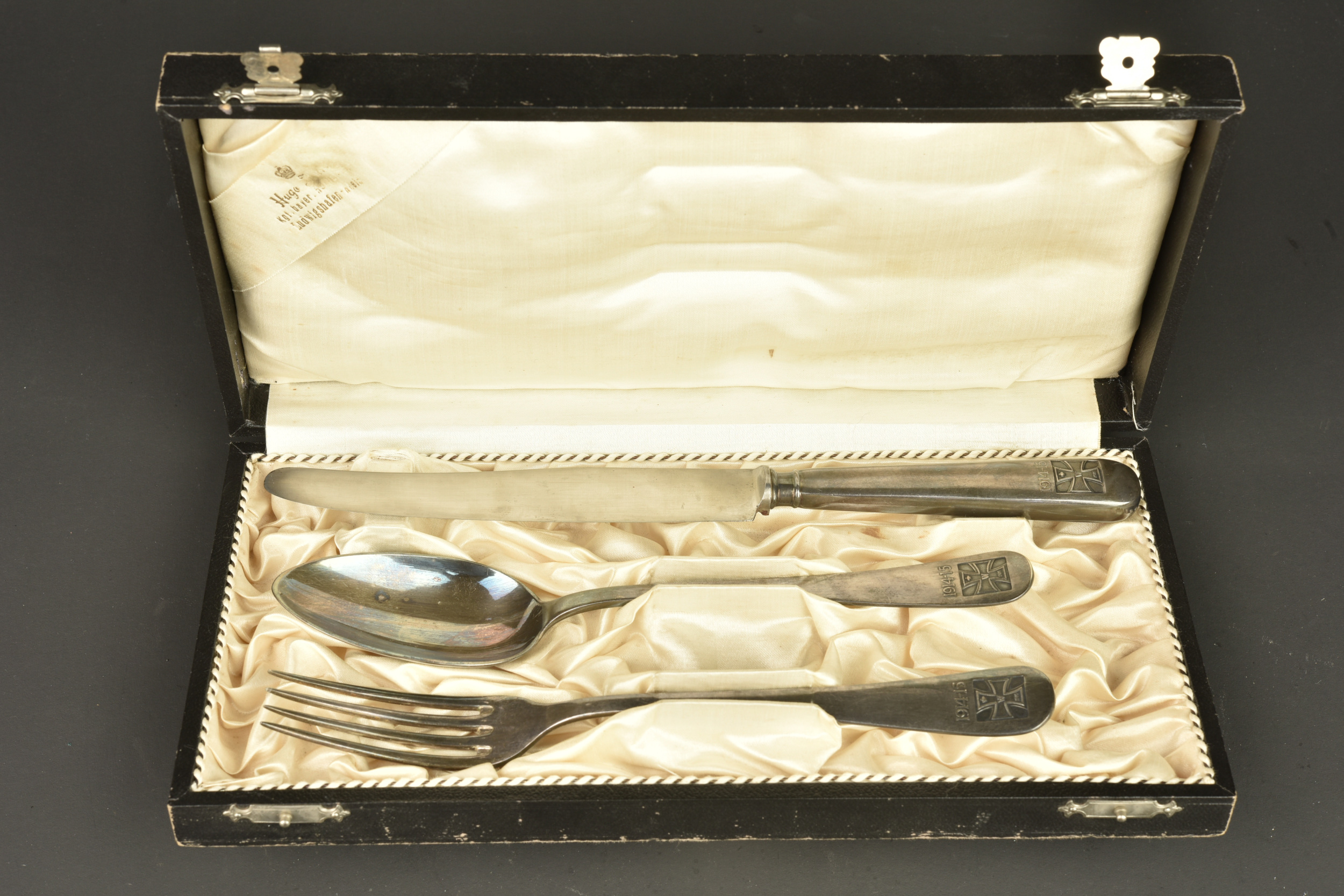 Couverts en métal argenté à motif de croix de fer dans leur coffret. Silver plated cutlery with Iron Cross motif in fitted case — photo 1