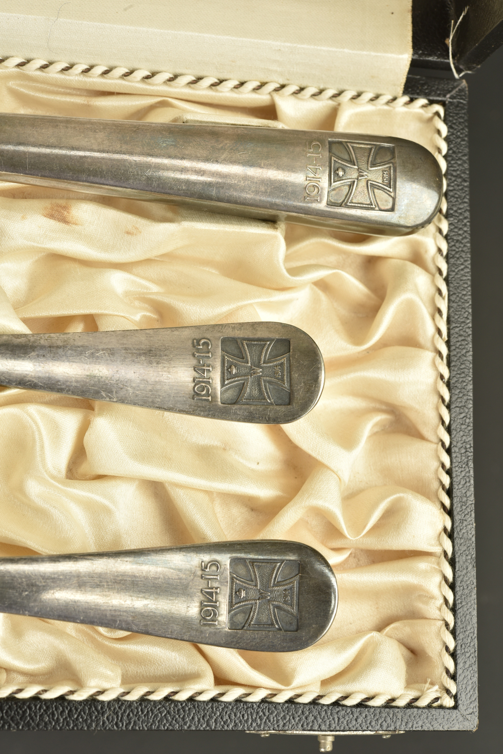 Couverts en métal argenté à motif de croix de fer dans leur coffret. Silver plated cutlery with Iron Cross motif in fitted case — photo 4