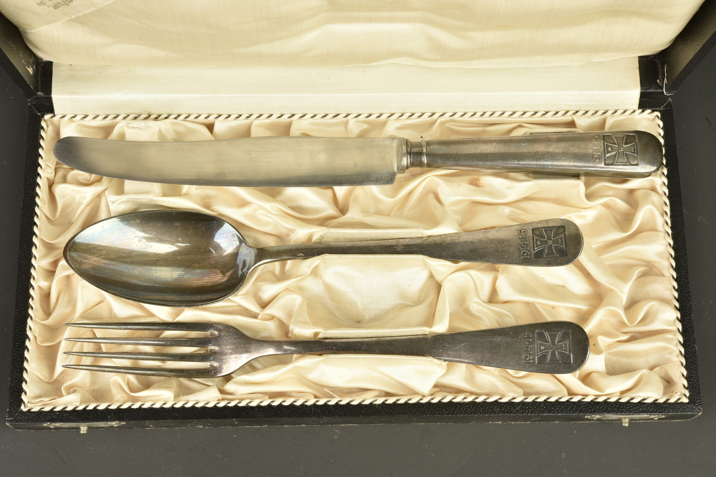 Couverts en métal argenté à motif de croix de fer dans leur coffret. Silver plated cutlery with Iron Cross motif in fitted case — photo 6