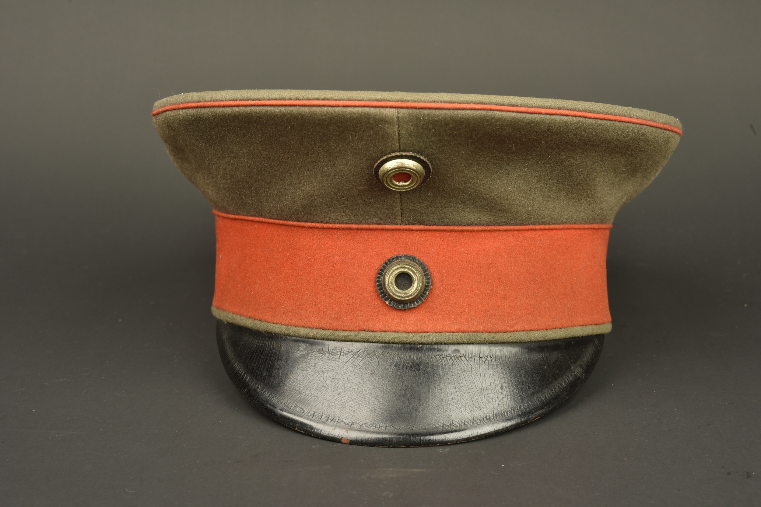 Schirmmutze feldgrau M1910 d'officier prussien. Model 1910 feldgrau visor cap of a Prussian officer — photo 1