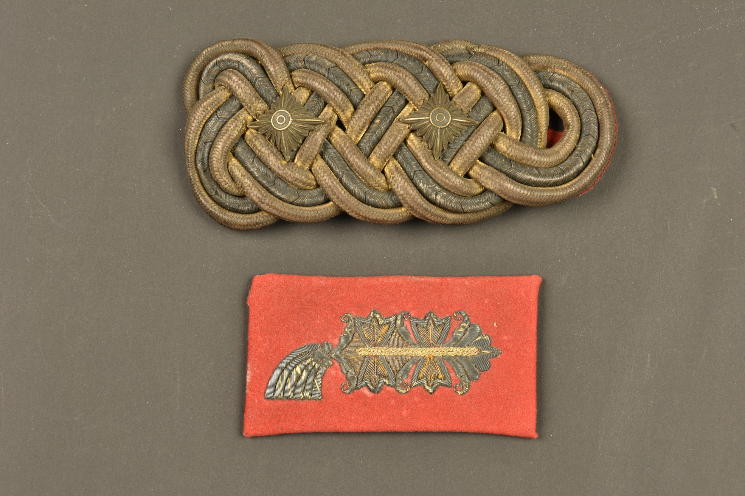 Epaulette et patte de col d'officier général allemand. Shoulder board and collar tab of a German general officer — photo 1