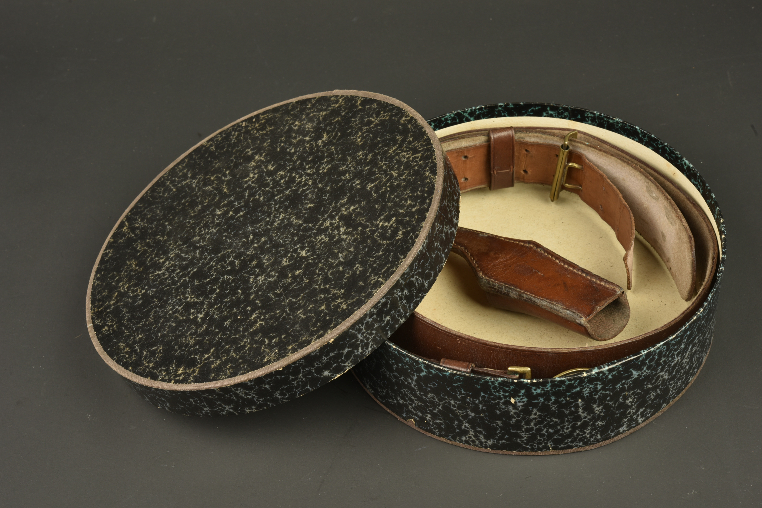 Très bel ensemble Feldbinde et porte poignard d'officier prussien dans sa boite. Fine set comprising Prussian officer’s Feldbinde and dagger hanger in its original box — photo 1