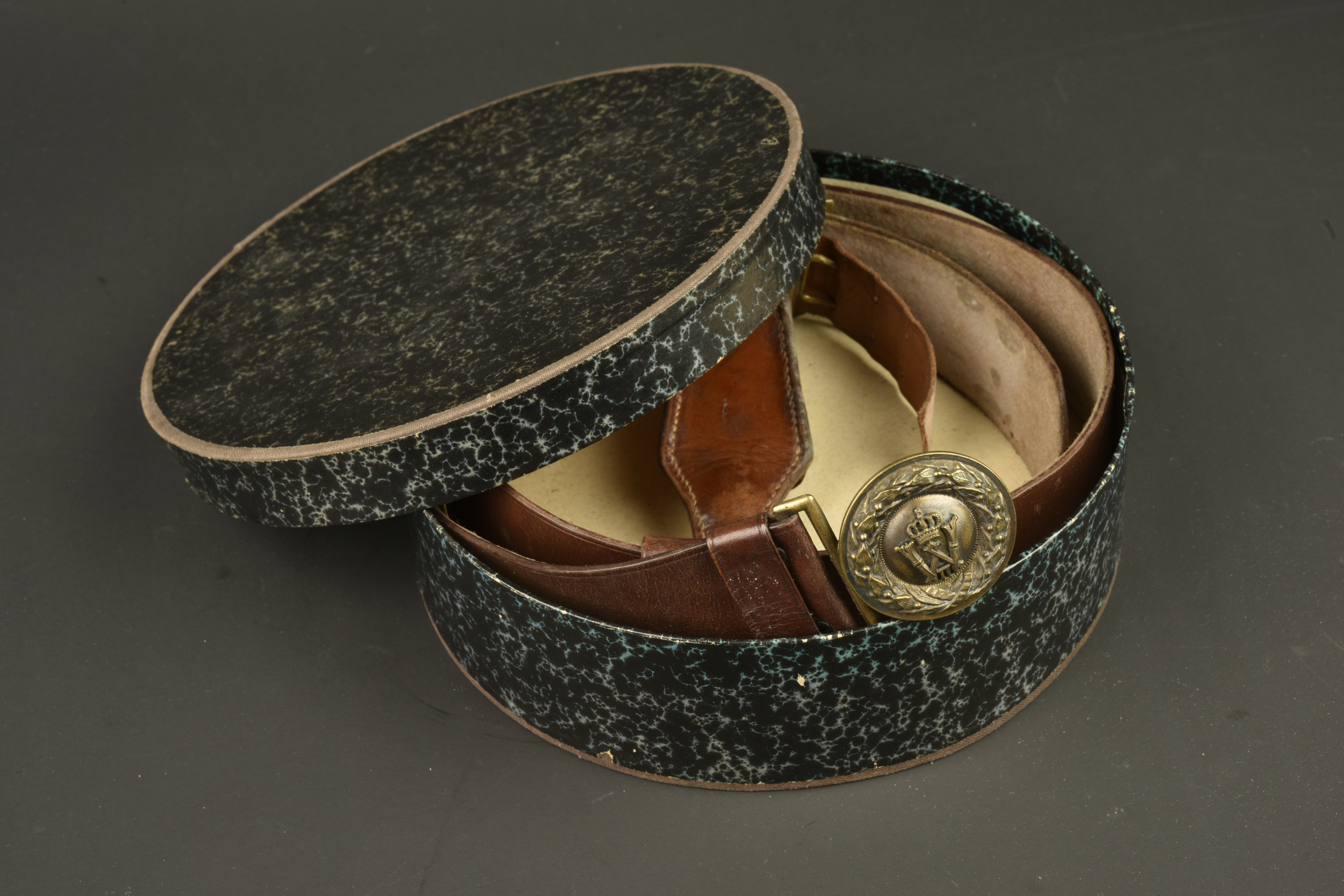 Très bel ensemble Feldbinde et porte poignard d'officier prussien dans sa boite. Fine set comprising Prussian officer’s Feldbinde and dagger hanger in its original box — photo 2