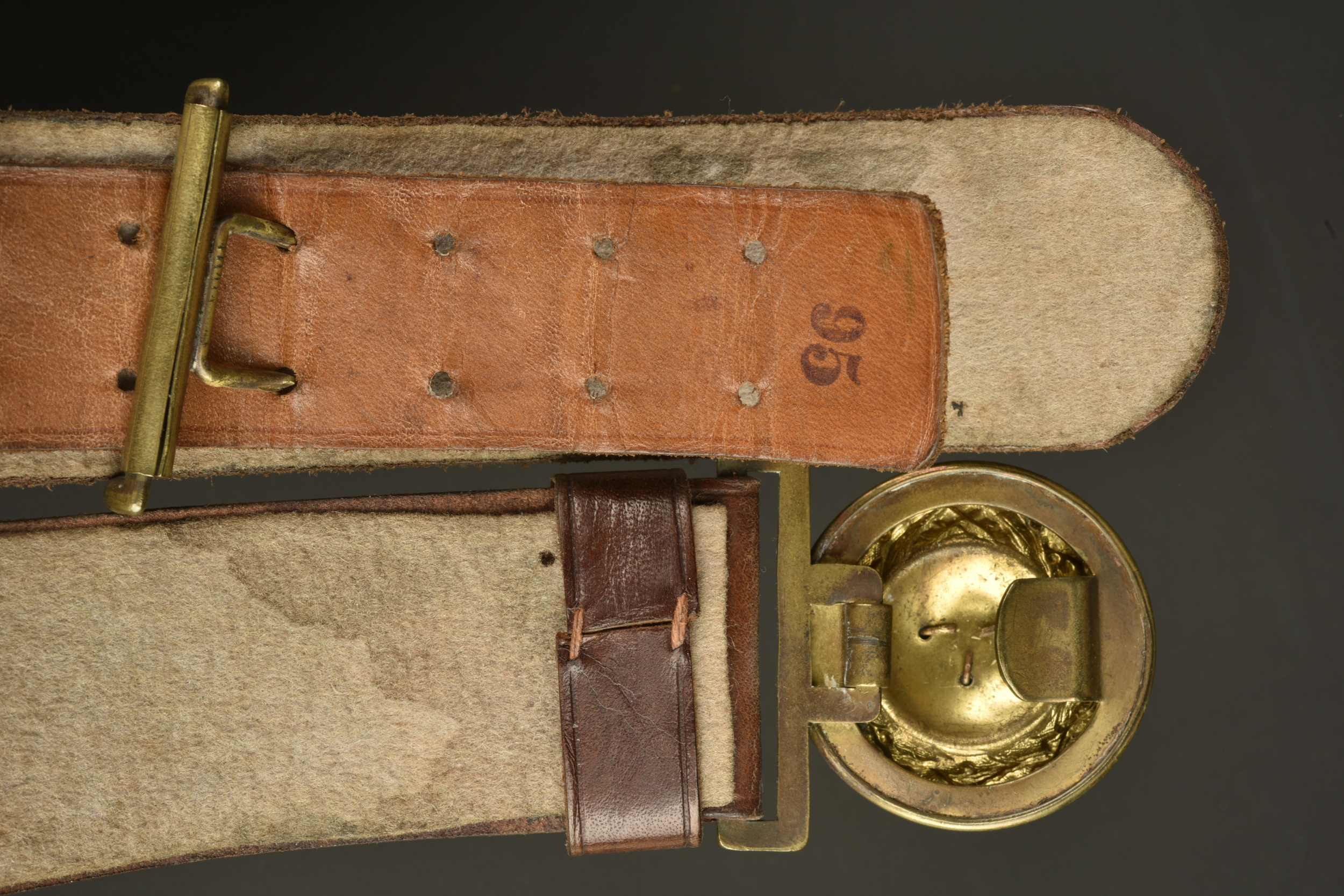 Très bel ensemble Feldbinde et porte poignard d'officier prussien dans sa boite. Fine set comprising Prussian officer’s Feldbinde and dagger hanger in its original box — photo 3