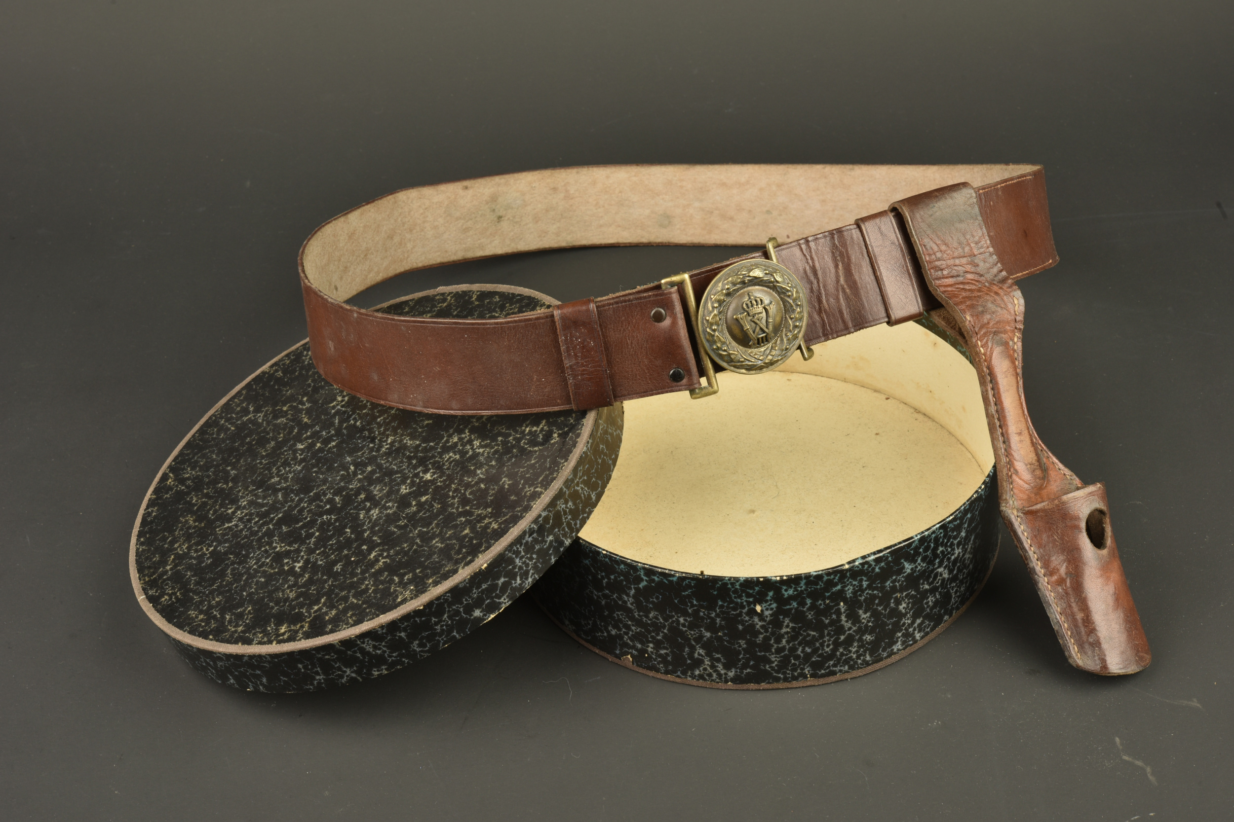Très bel ensemble Feldbinde et porte poignard d'officier prussien dans sa boite. Fine set comprising Prussian officer’s Feldbinde and dagger hanger in its original box — photo 7