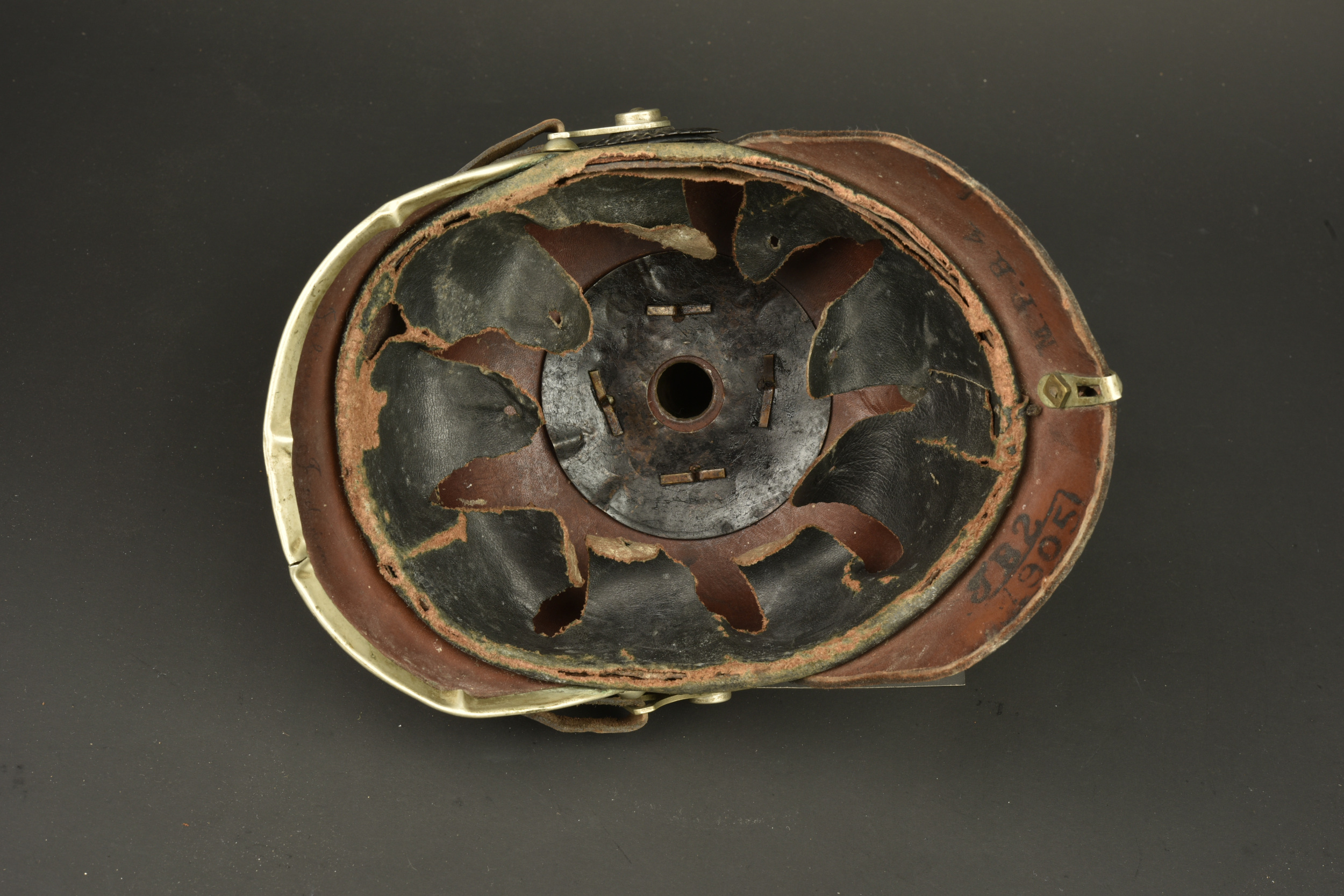 Casque à pointe troupe de Télégraphiste puis Pionnier. Enlisted pickelhaube of a Telegraphist later converted for Pioneer troops — photo 5
