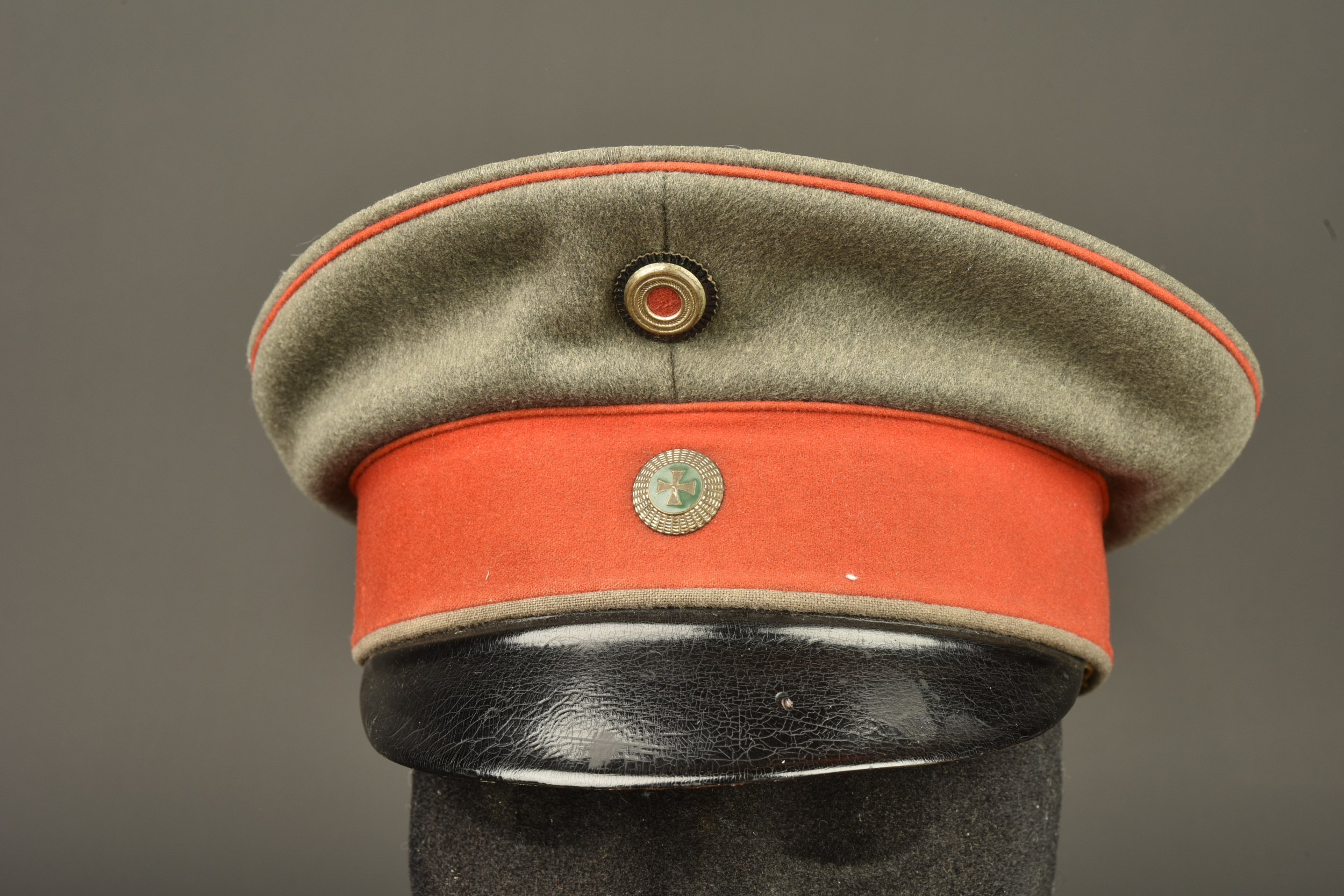 Casquette feldgrau d'officier de réserve d'infanterie de Saxe. Feldgrau visor cap of a Saxon Reserve Infantry officer — photo 1