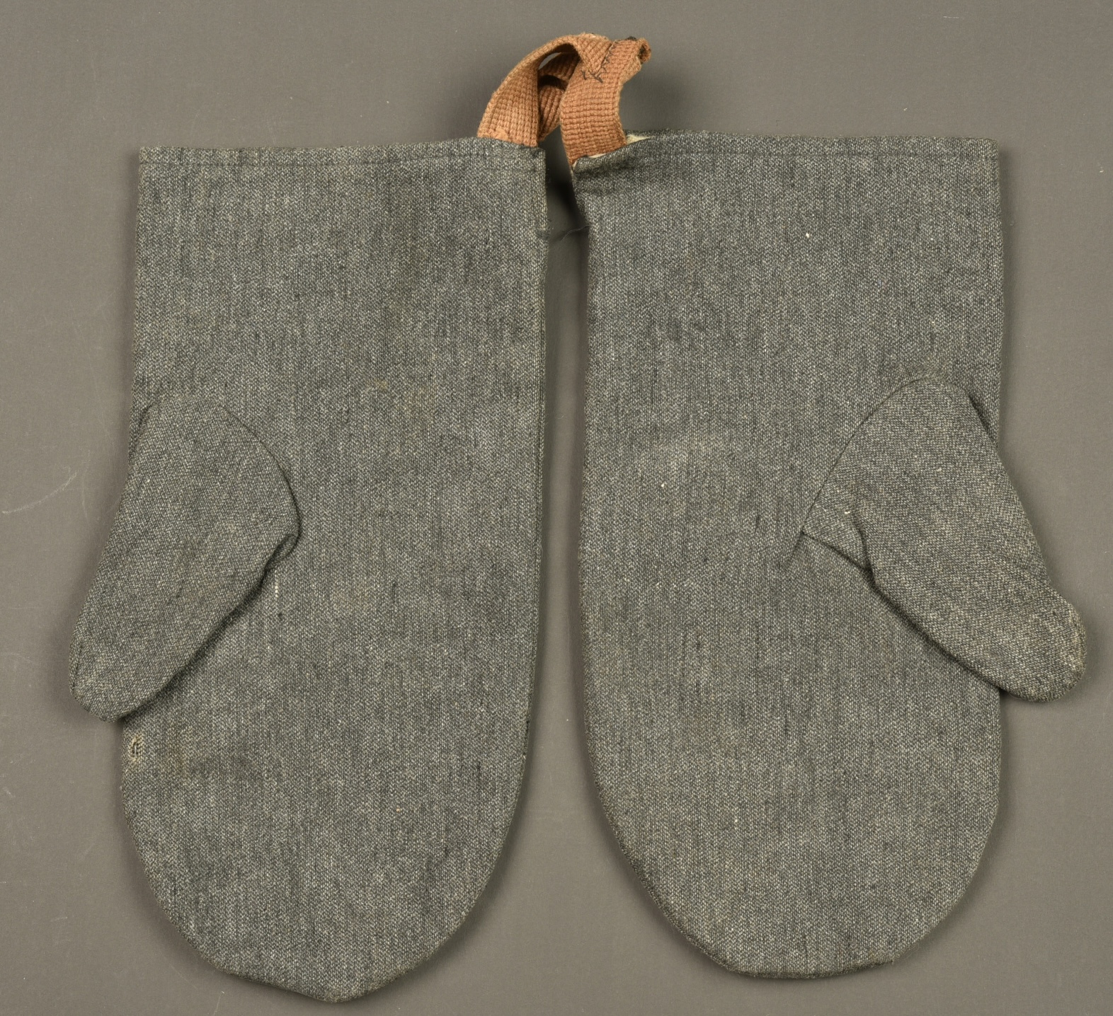 Paire de moufles allemandes régimentées. Pair of regimentally marked German mittens — photo 1