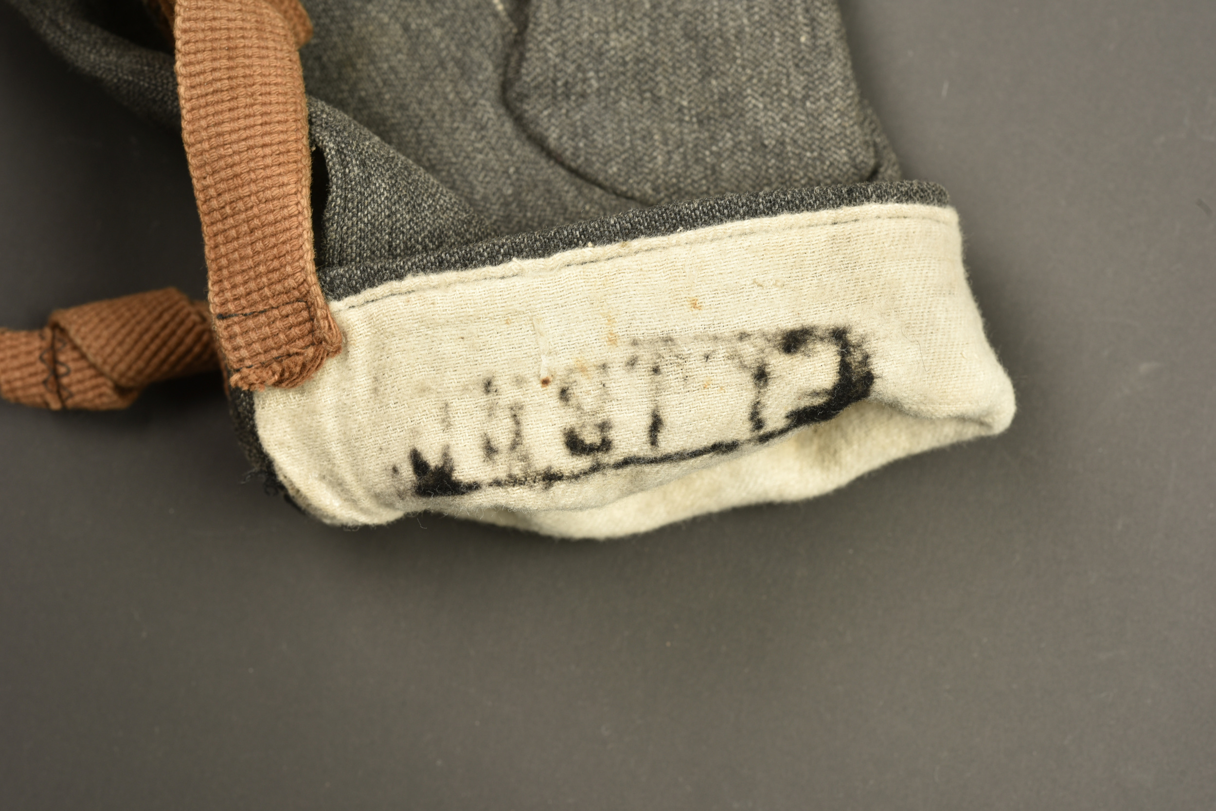 Paire de moufles allemandes régimentées. Pair of regimentally marked German mittens — photo 2