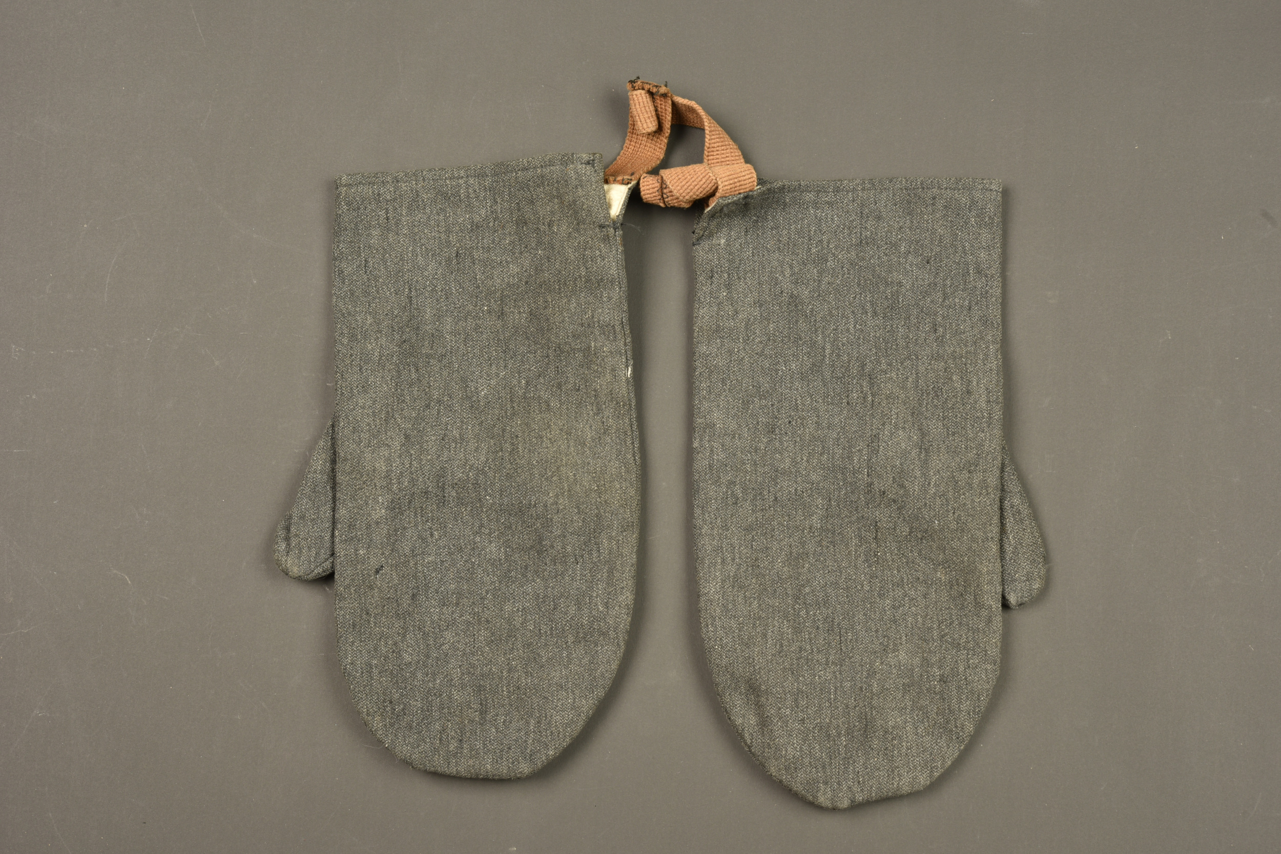 Paire de moufles allemandes régimentées. Pair of regimentally marked German mittens — photo 4