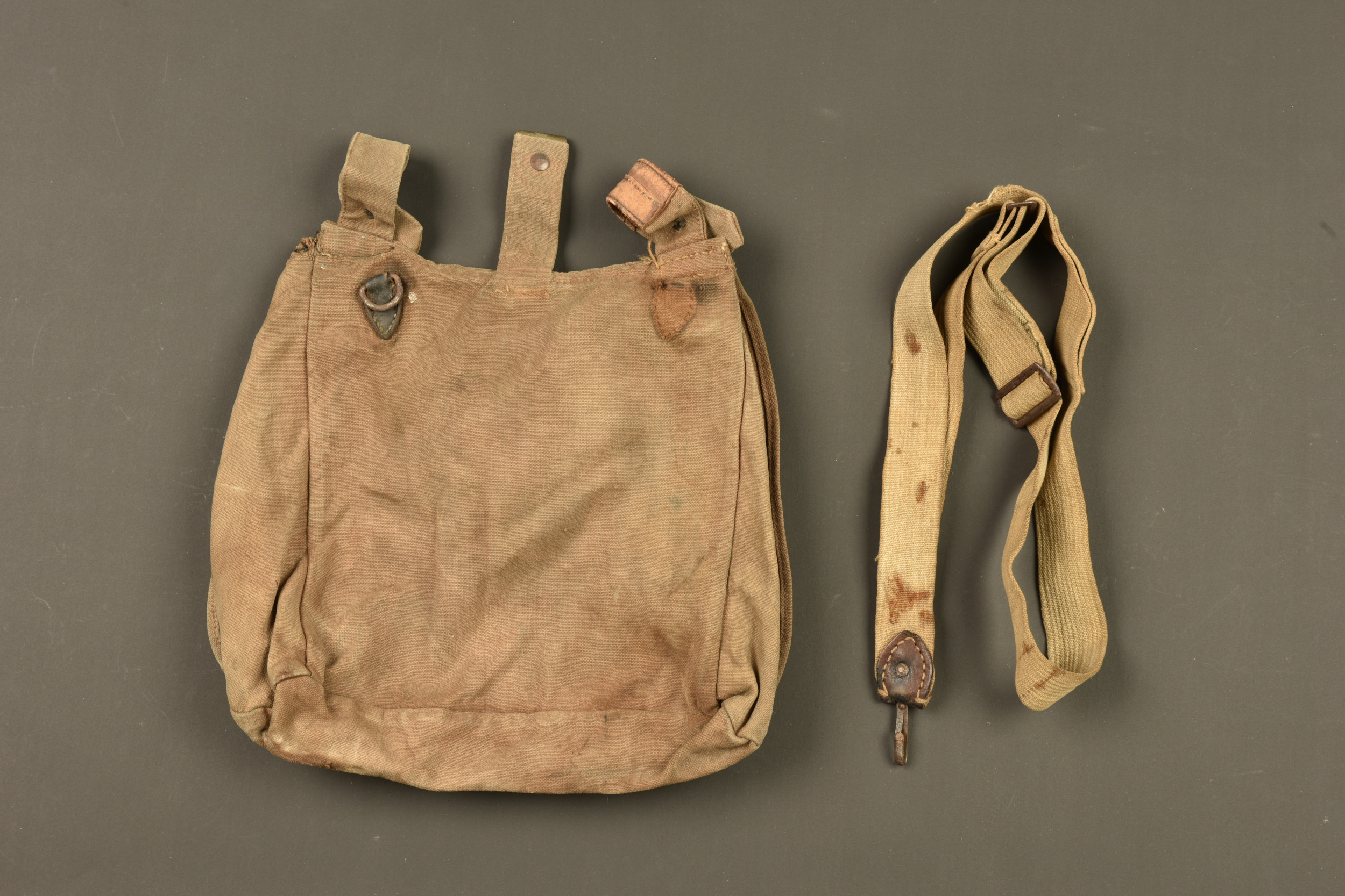 Sac à pain allemand régimenté et sangle. Regimentally marked German bread bag with strap — photo 6