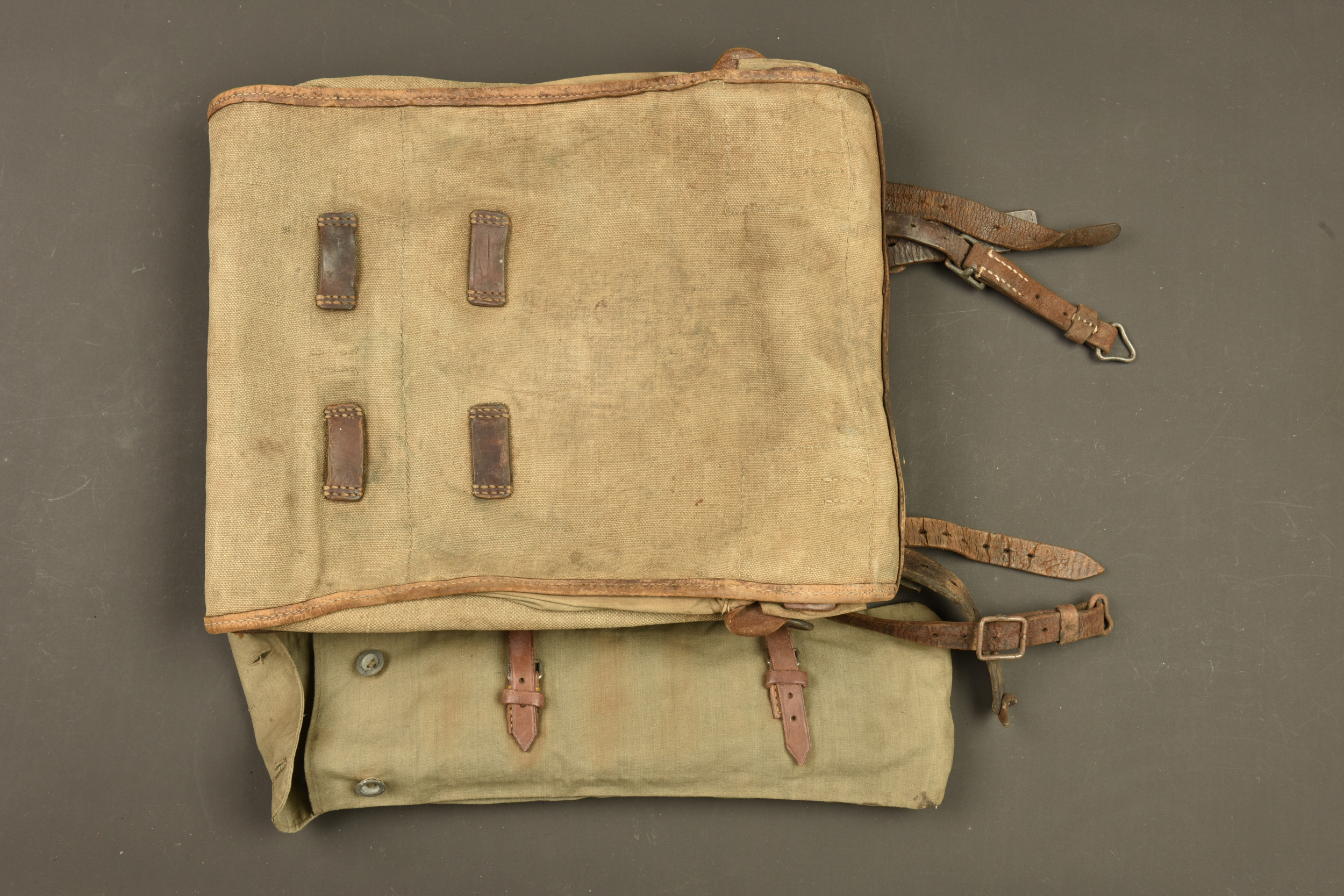 Tornister allemand 1918 et étui de piquets de tente. German 1918 Tornister backpack and tent peg carrier — photo 1