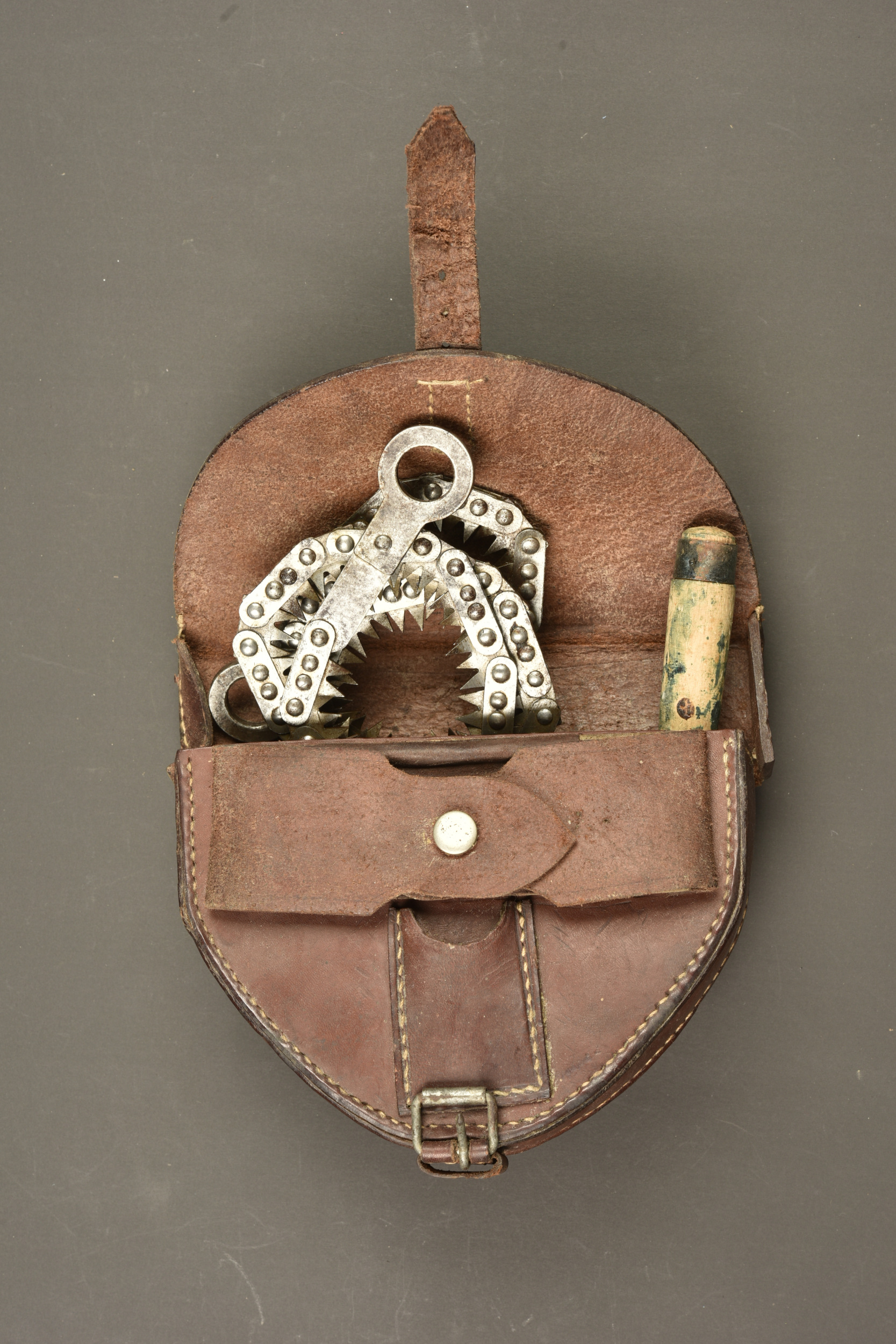 Scie pliante dans son étui cuir de cavalerie allemande. Folding saw in its German cavalry leather carrier — photo 1