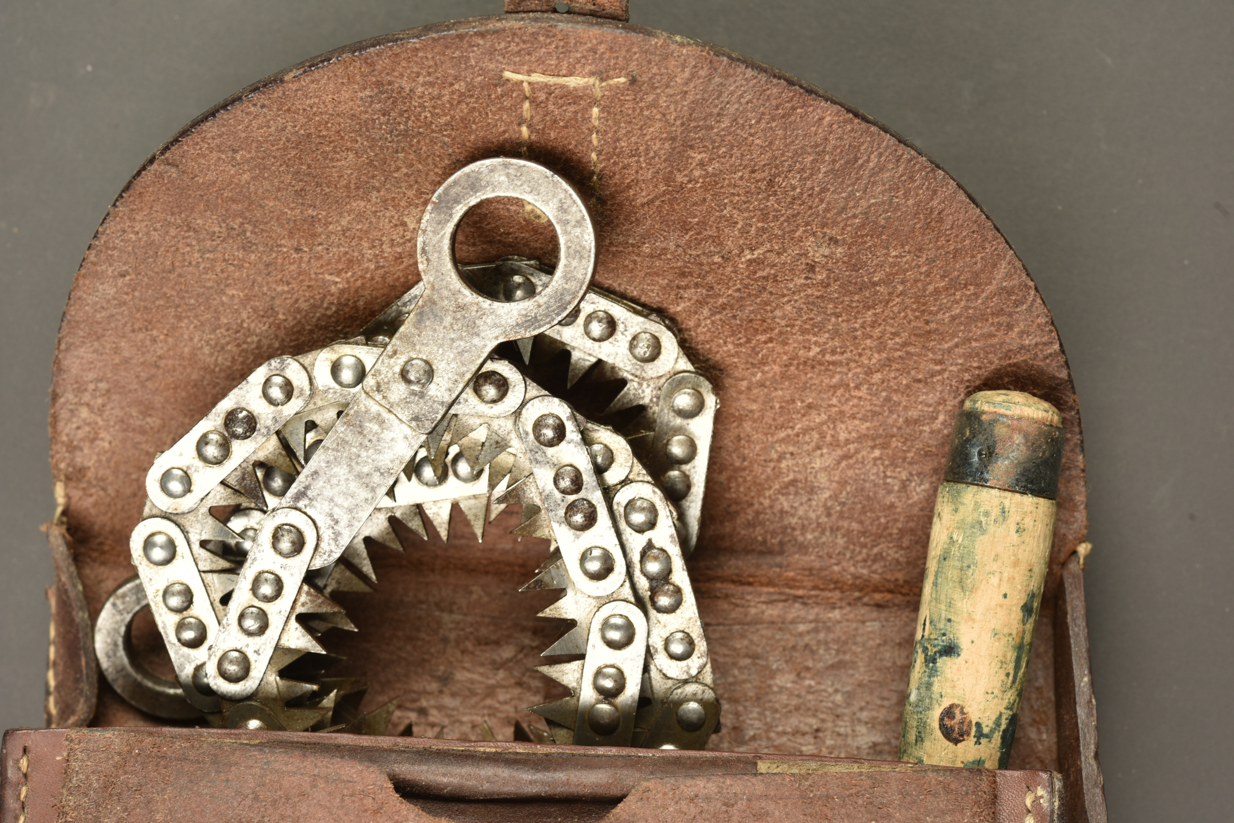 Scie pliante dans son étui cuir de cavalerie allemande. Folding saw in its German cavalry leather carrier — photo 2