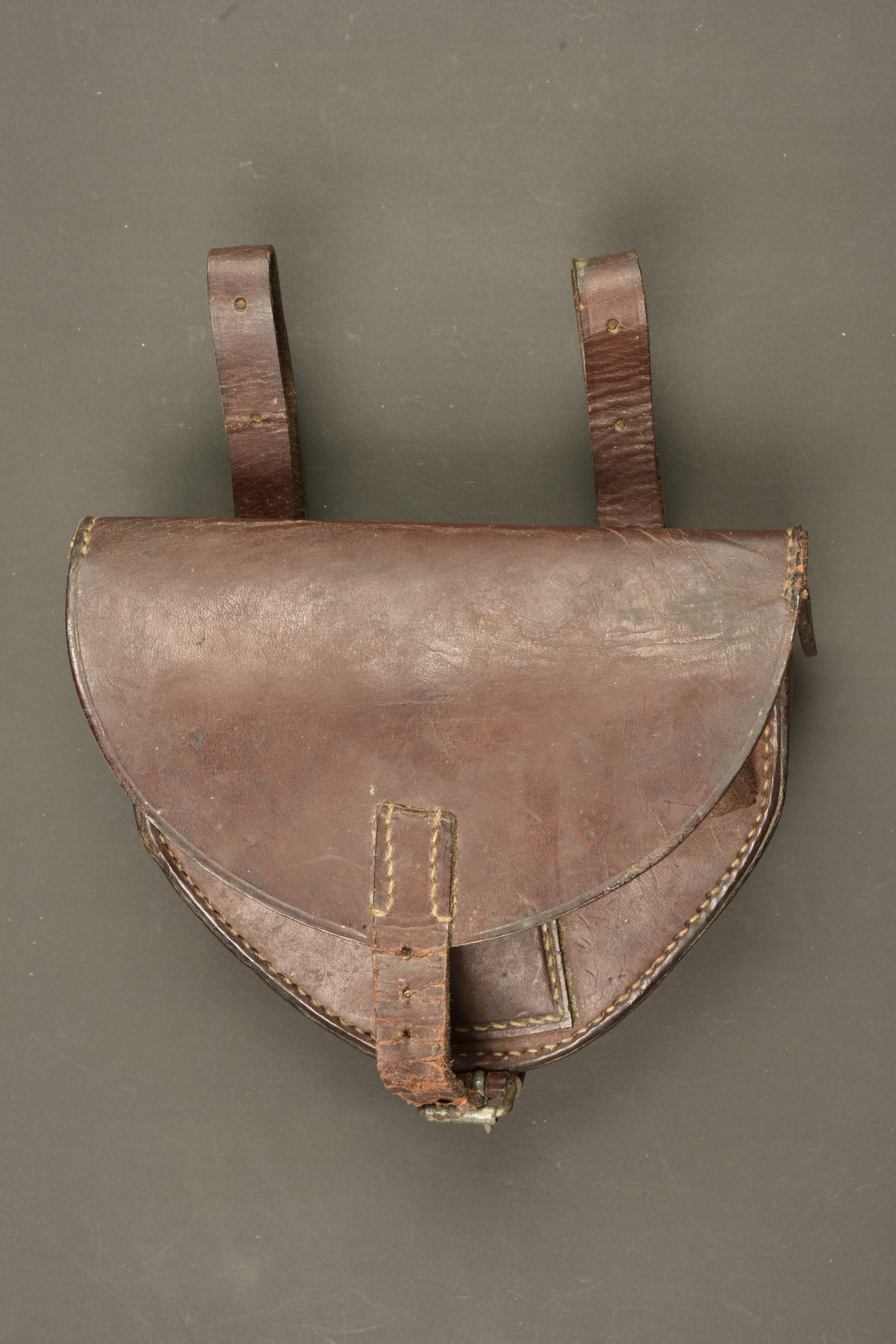 Scie pliante dans son étui cuir de cavalerie allemande. Folding saw in its German cavalry leather carrier — photo 3
