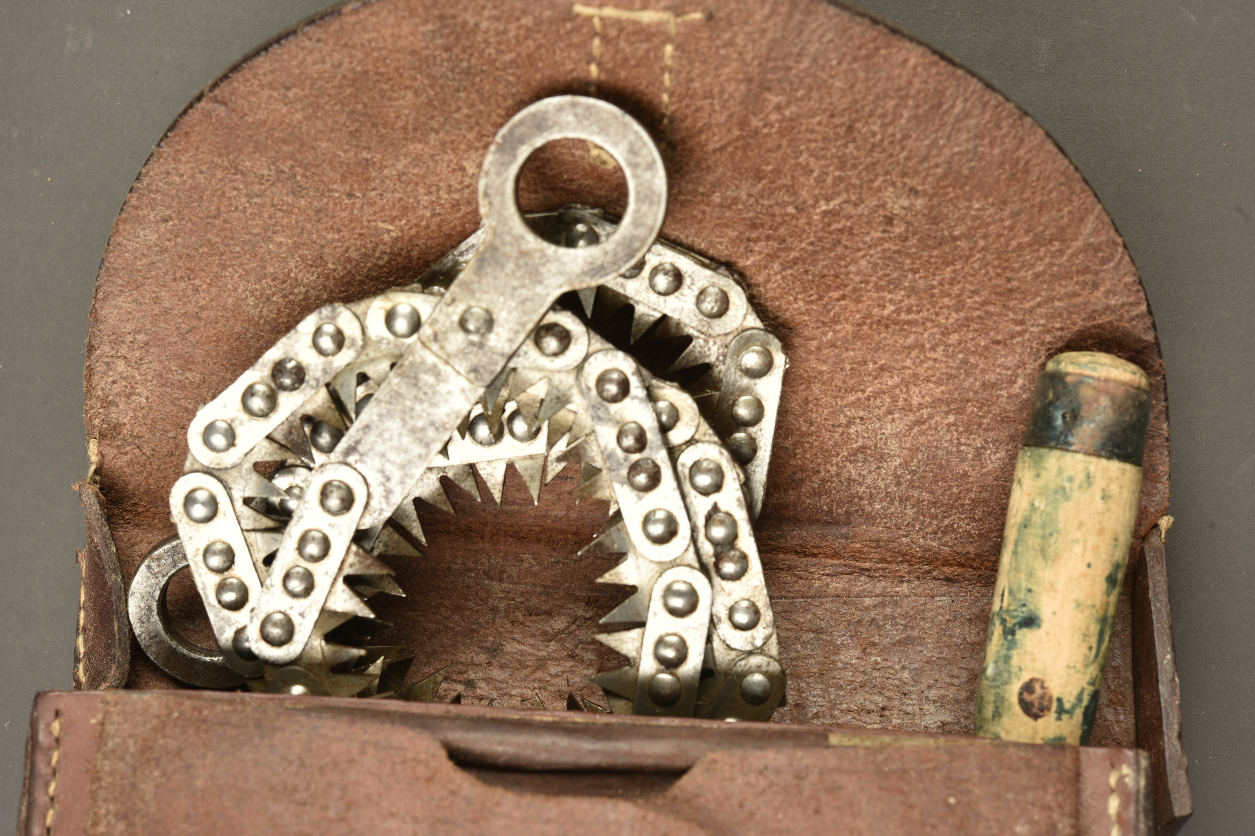 Scie pliante dans son étui cuir de cavalerie allemande. Folding saw in its German cavalry leather carrier — photo 5