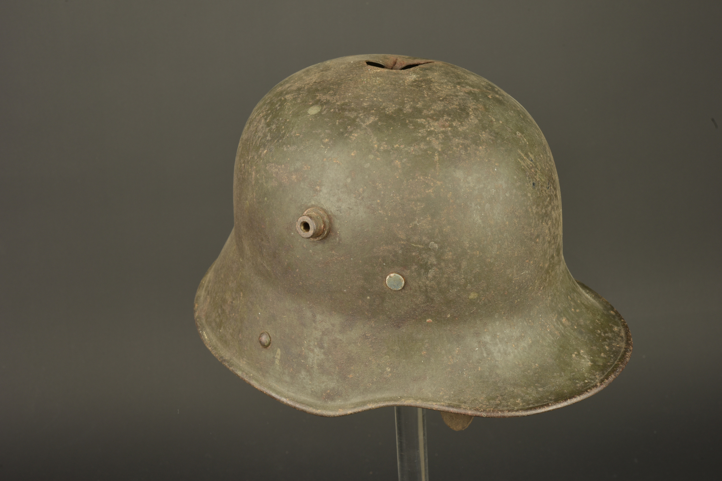 Casque allemand M1916 à impact. German Model 1916 helmet with impact damage — photo 1