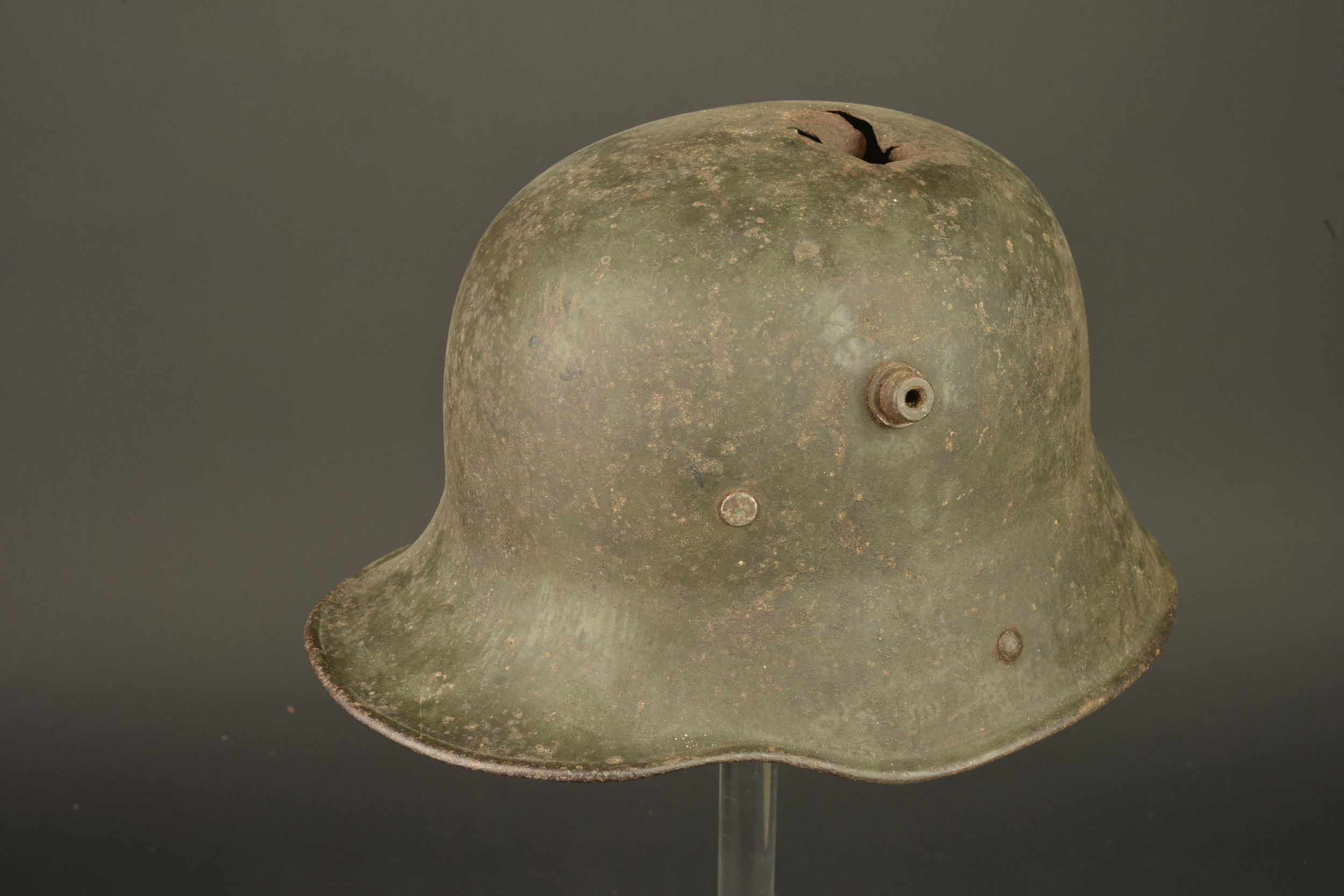 Casque allemand M1916 à impact. German Model 1916 helmet with impact damage — photo 10