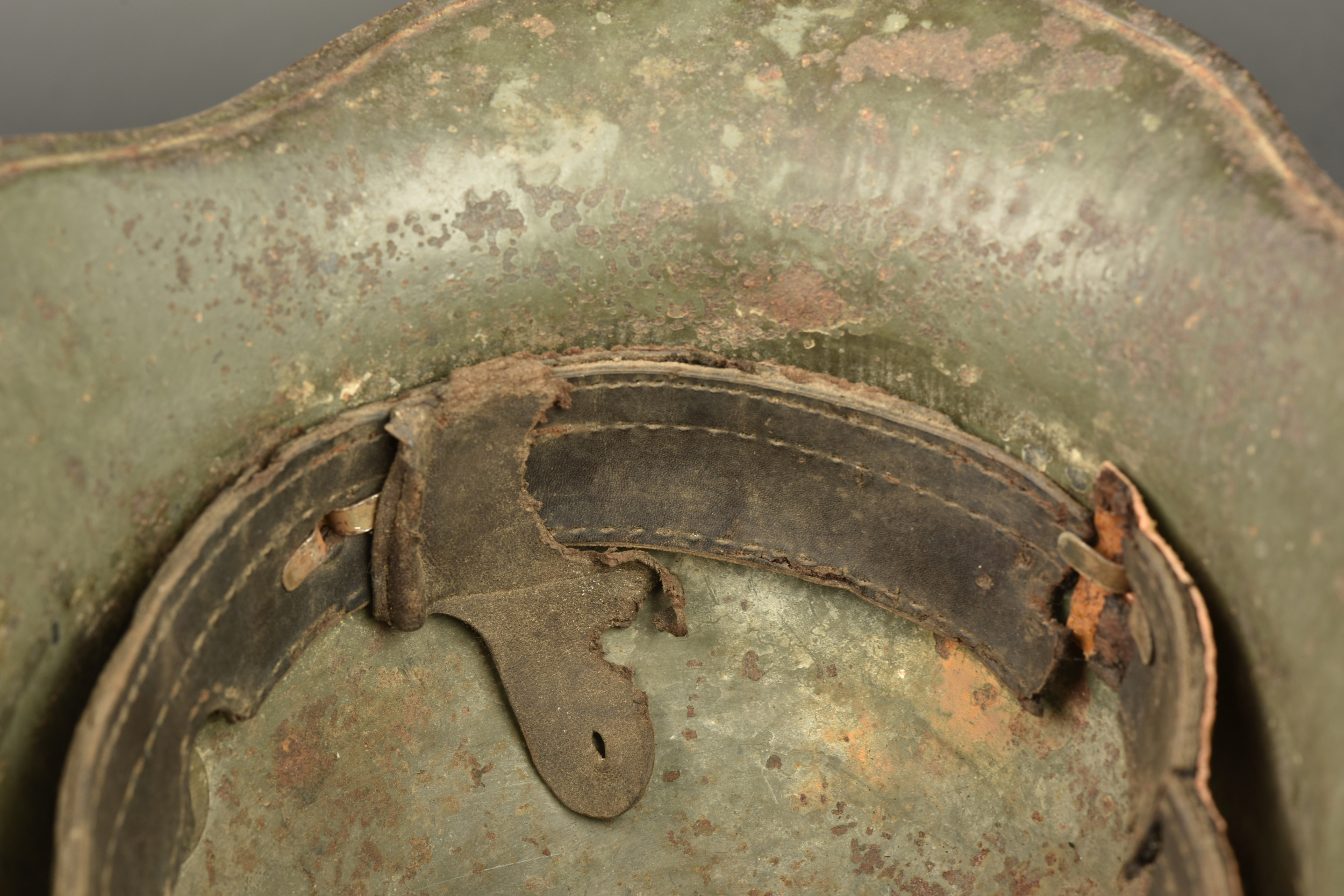 Casque allemand M1916 à impact. German Model 1916 helmet with impact damage — photo 2