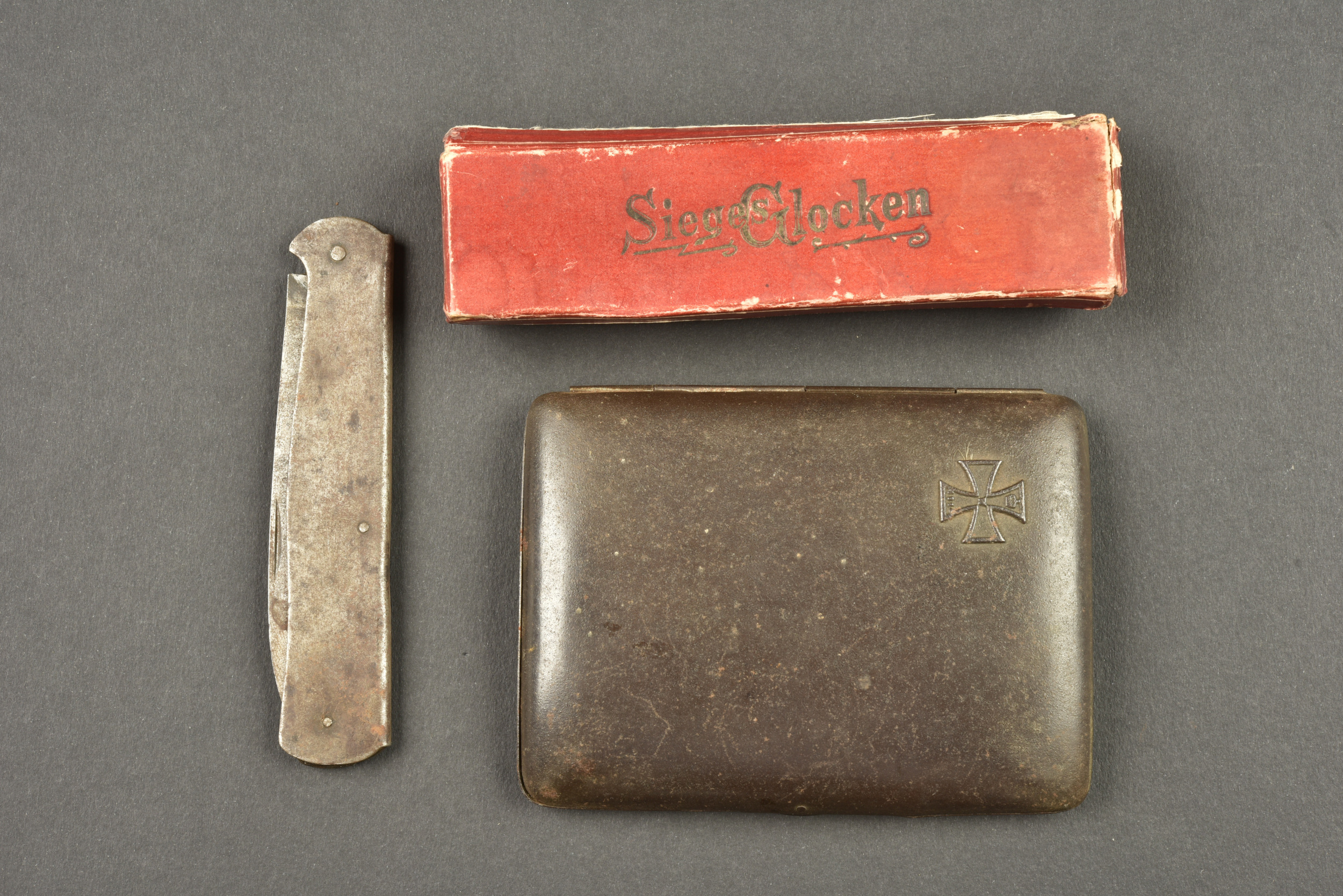 Petits objets du soldat allemand, Mercator, étui à cigarettes et harmonica. Small personal items of a German soldier including Mercator knife, cigarette case and harmonica — photo 1