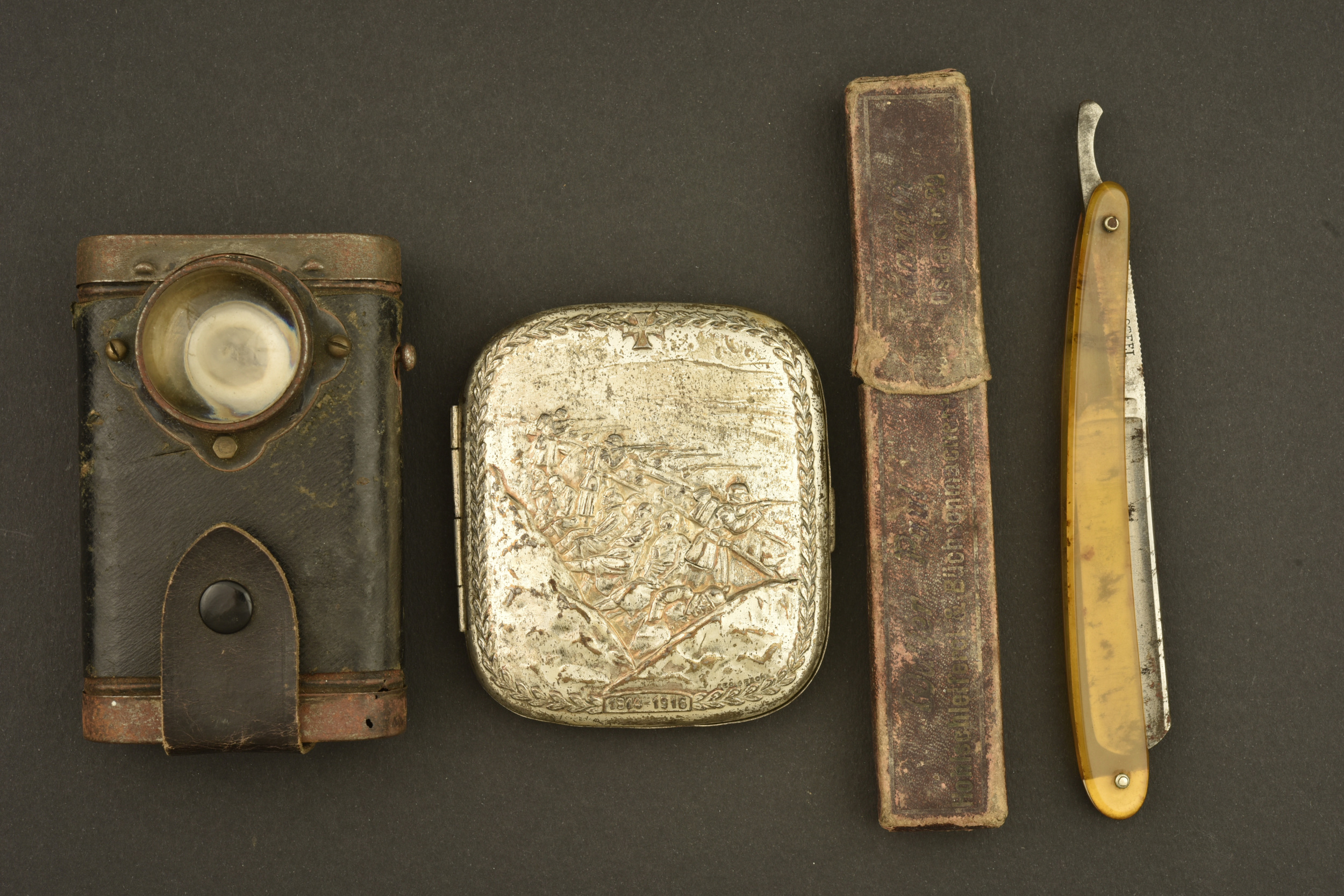 Petits objets du soldat allemand, lampe rasoir et étui à cigarettes. Small personal items of a German soldier including shaving lamp, razor and cigarette case — photo 1
