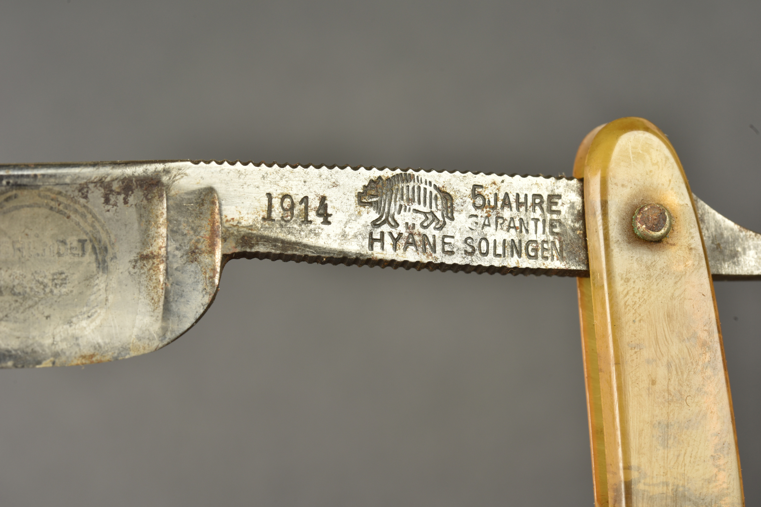 Petits objets du soldat allemand, lampe rasoir et étui à cigarettes. Small personal items of a German soldier including shaving lamp, razor and cigarette case — photo 4