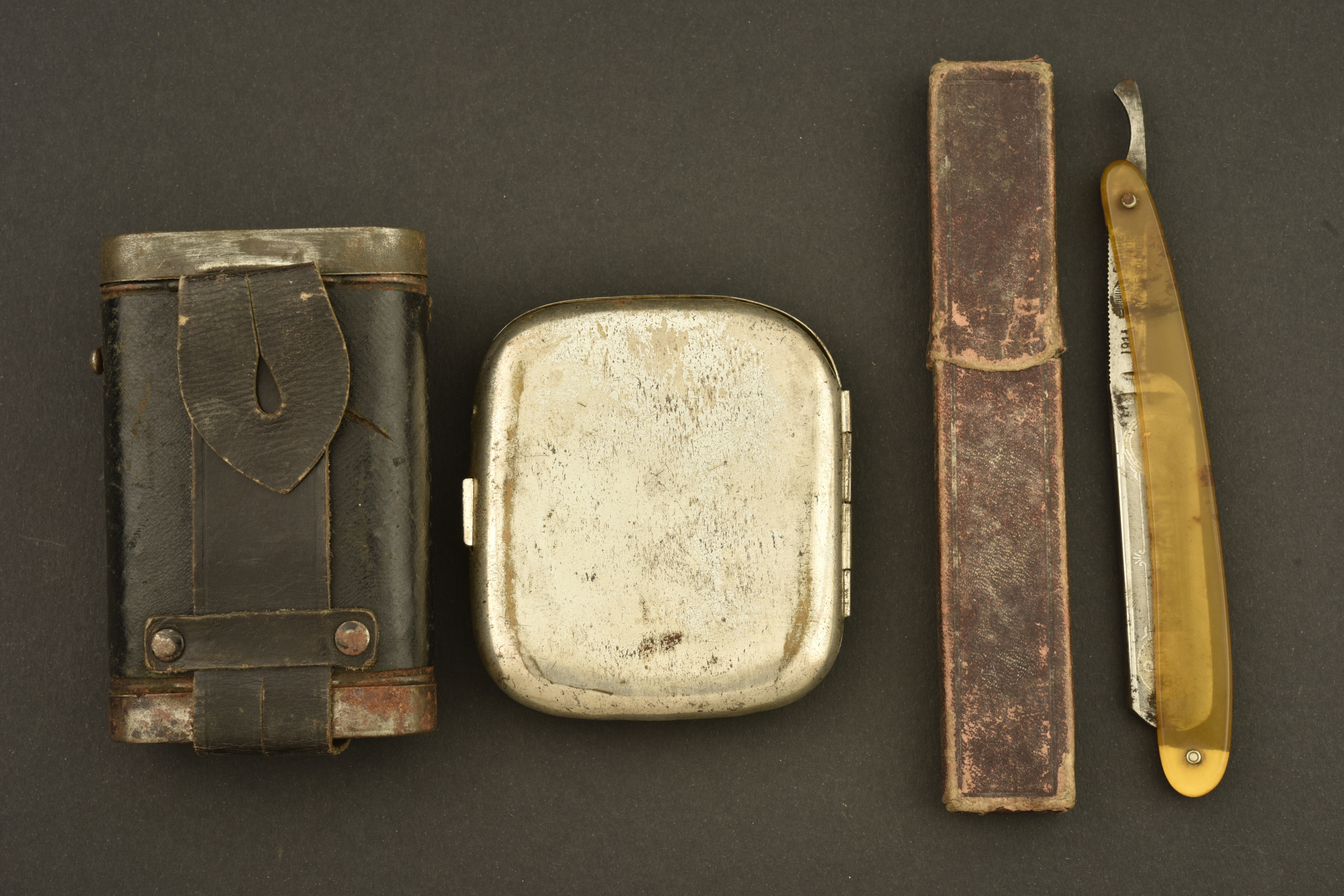Petits objets du soldat allemand, lampe rasoir et étui à cigarettes. Small personal items of a German soldier including shaving lamp, razor and cigarette case — photo 6