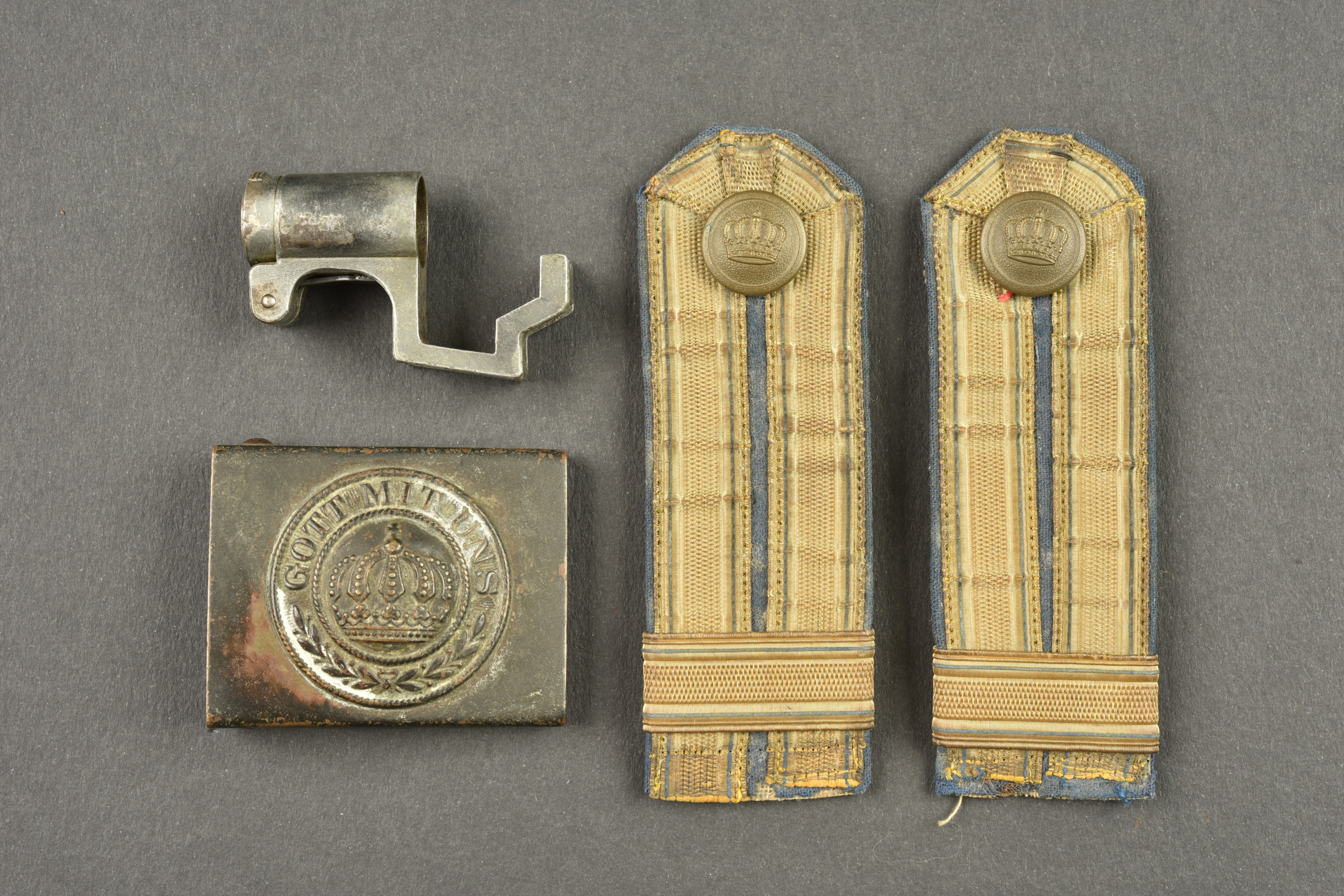 Lot allemand bouchon G98, boucle de ceinturon et pattes d'épaule. German lot including Gewehr 98 muzzle cover, belt buckle and shoulder straps — photo 1